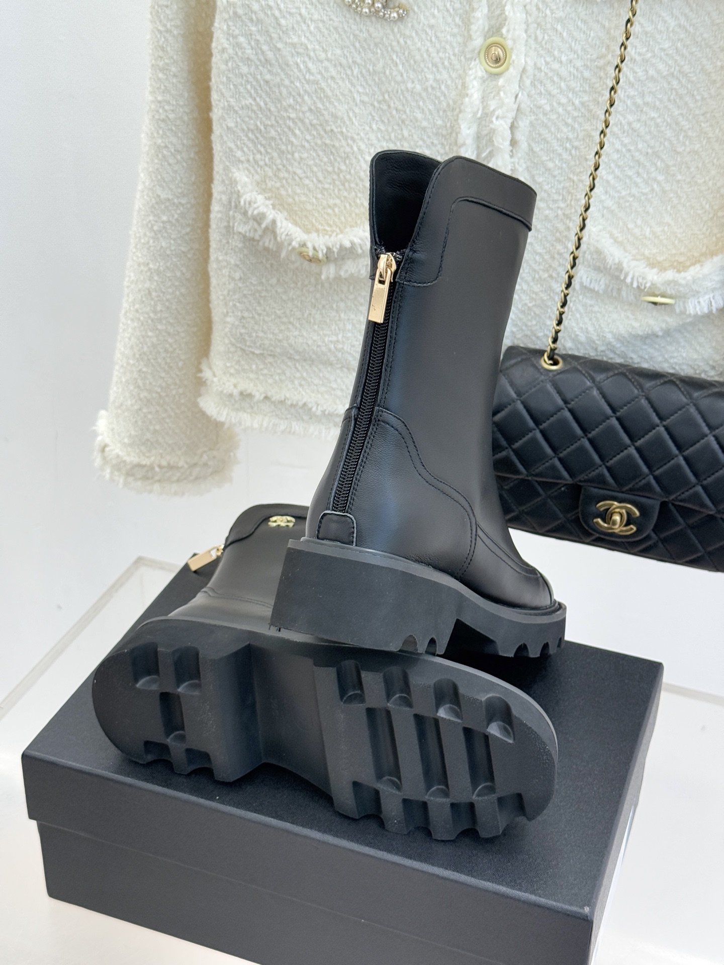 CHANE*｜小香经典拼色厚底短靴延续品牌经典黑白对比基因，以亮面牛漆皮拼接进口磨砂皮光泽与细腻质感碰撞