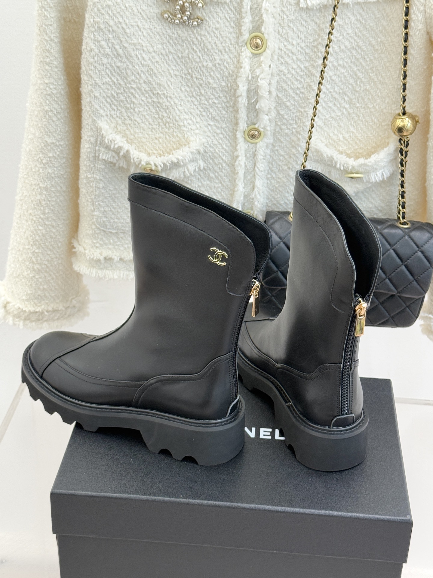 CHANE*｜小香经典拼色厚底短靴延续品牌经典黑白对比基因，以亮面牛漆皮拼接进口磨砂皮光泽与细腻质感碰撞