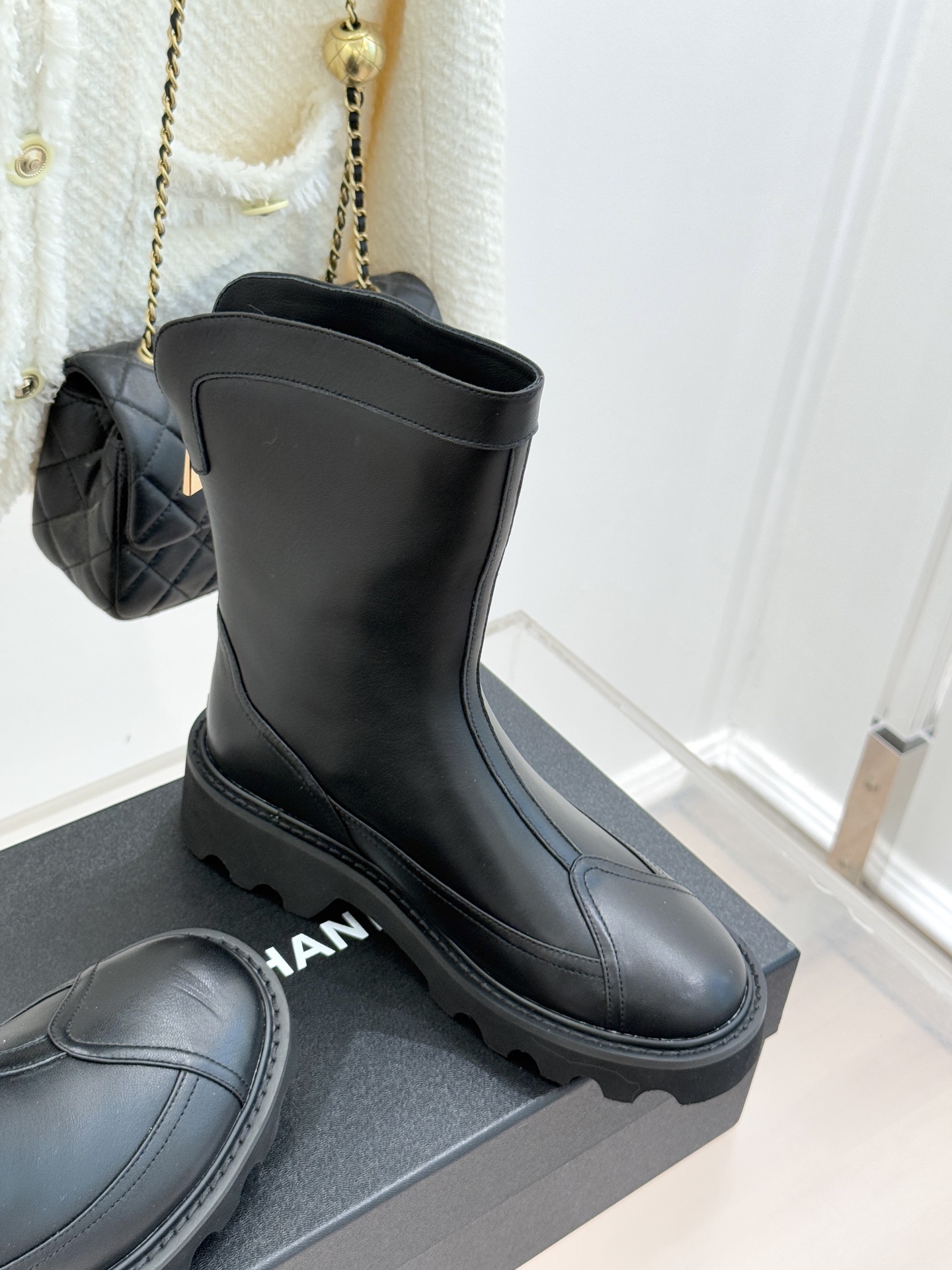 CHANE*｜小香经典拼色厚底短靴延续品牌经典黑白对比基因，以亮面牛漆皮拼接进口磨砂皮光泽与细腻质感碰撞