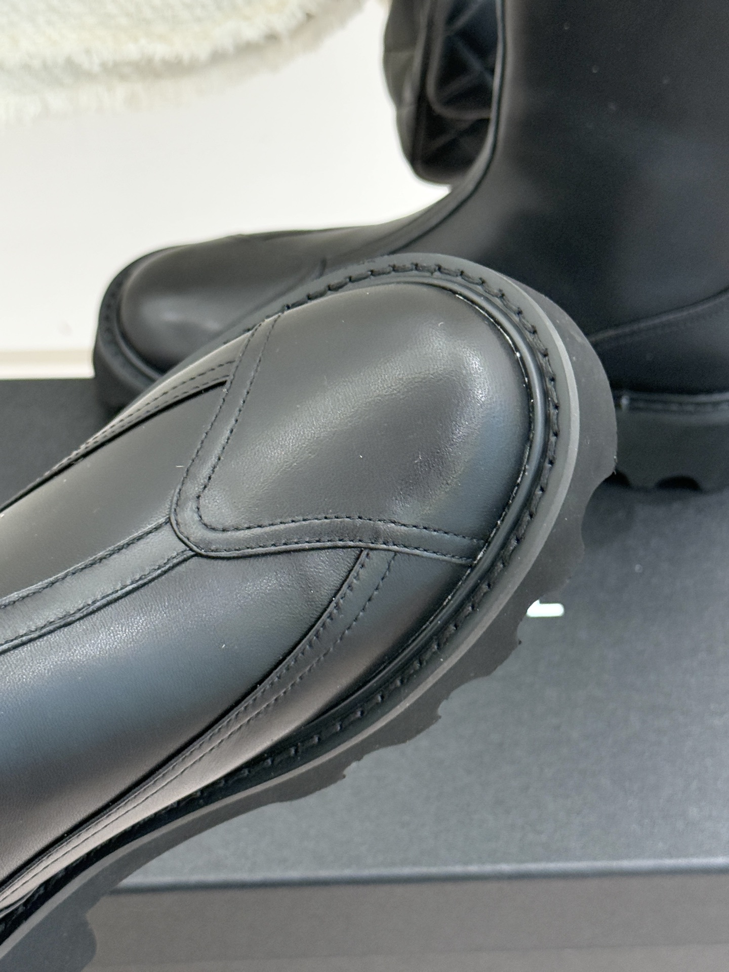 CHANE*｜小香经典拼色厚底短靴延续品牌经典黑白对比基因，以亮面牛漆皮拼接进口磨砂皮光泽与细腻质感碰撞