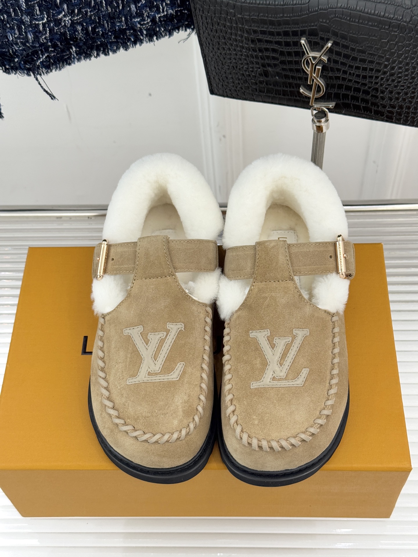 驴牌经典T字带电绣厚底毛毛鞋鞋身醒目的电绣LV字母搭配T字带元素以细腻针线勾勒品牌经典基因成为无需言说的