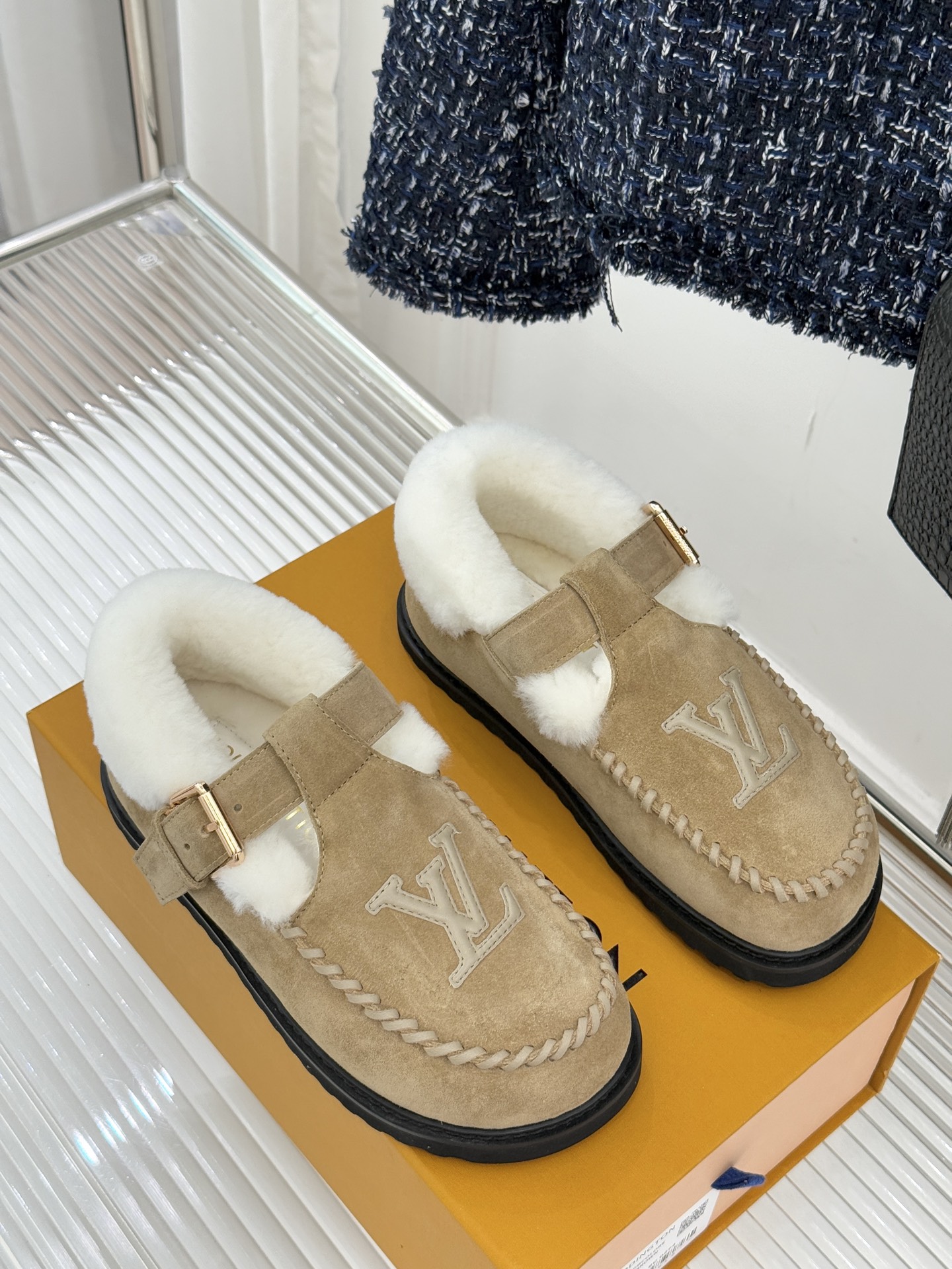 驴牌经典T字带电绣厚底毛毛鞋鞋身醒目的电绣LV字母搭配T字带元素以细腻针线勾勒品牌经典基因成为无需言说的