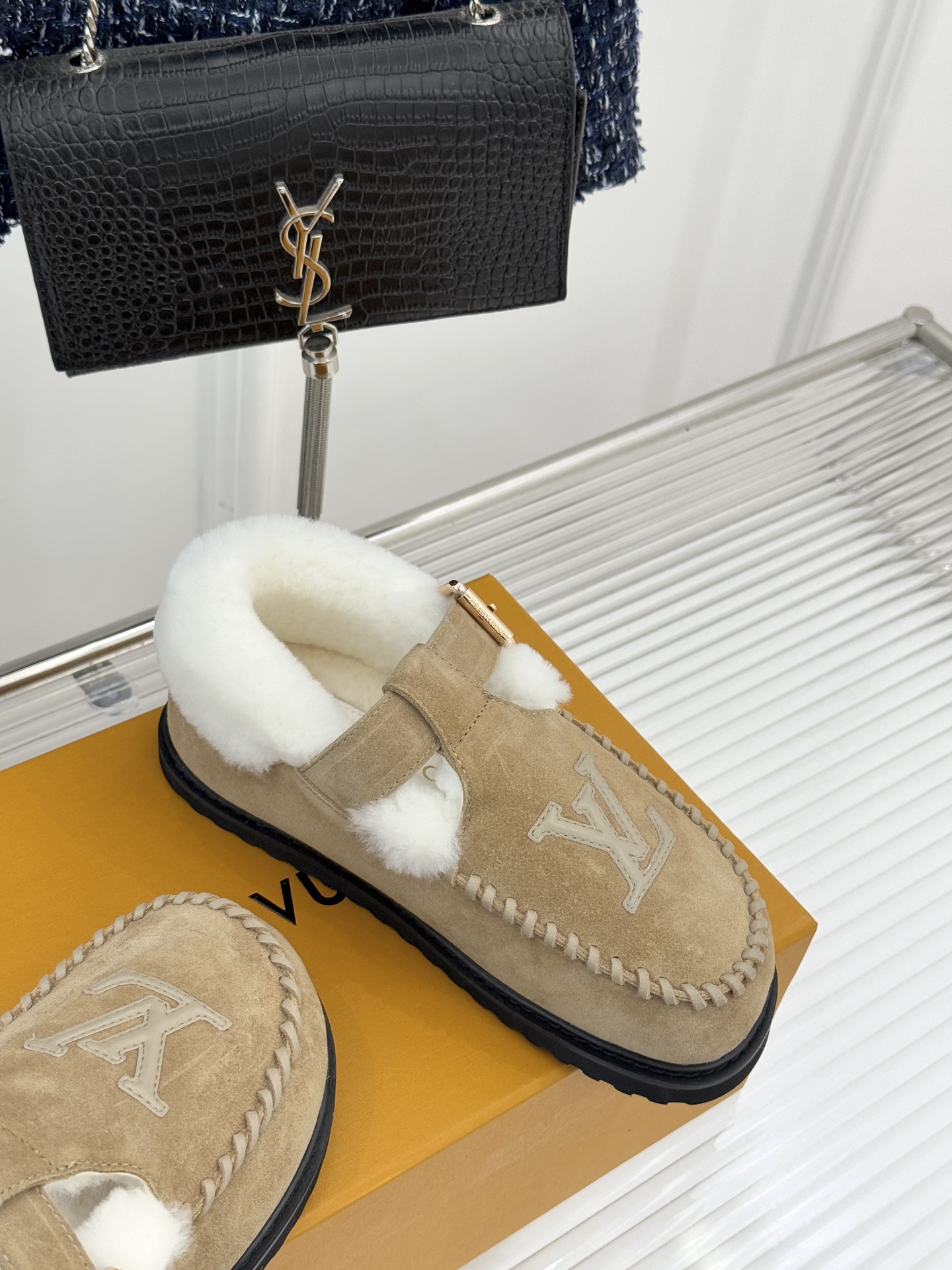 驴牌经典T字带电绣厚底毛毛鞋鞋身醒目的电绣LV字母搭配T字带元素以细腻针线勾勒品牌经典基因成为无需言说的