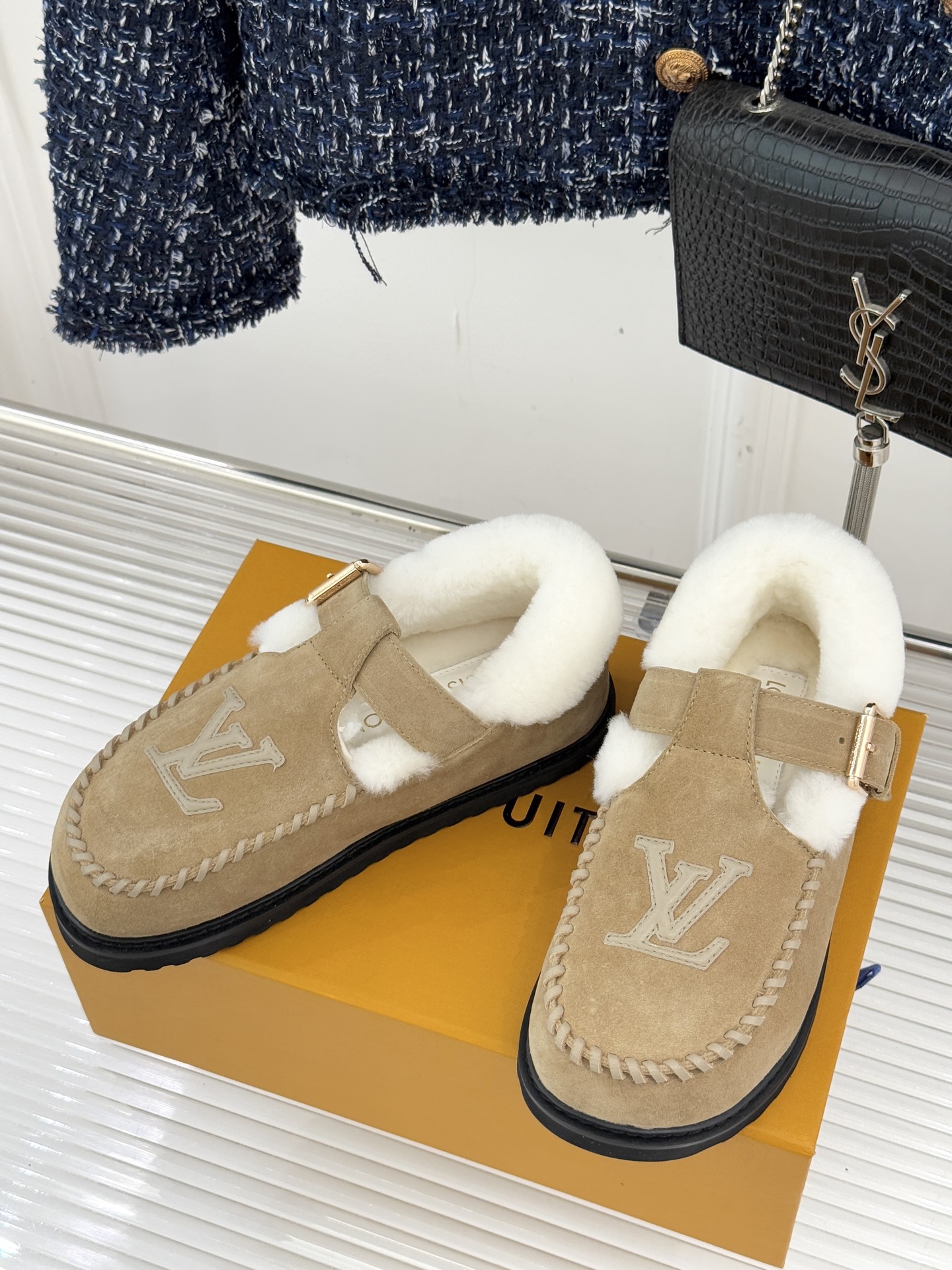 驴牌经典T字带电绣厚底毛毛鞋鞋身醒目的电绣LV字母搭配T字带元素以细腻针线勾勒品牌经典基因成为无需言说的