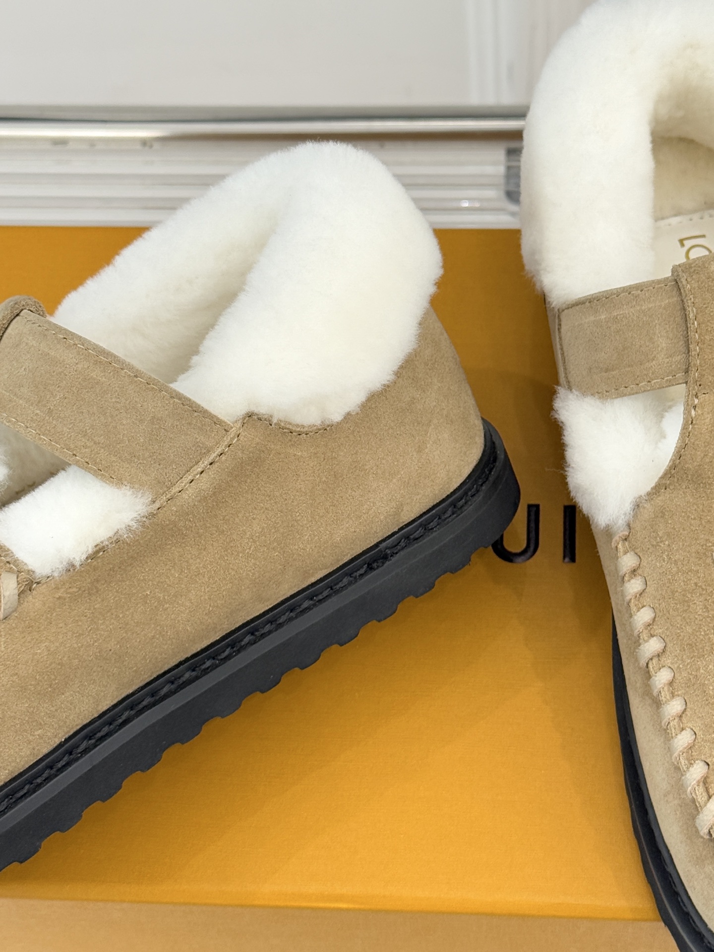 驴牌经典T字带电绣厚底毛毛鞋鞋身醒目的电绣LV字母搭配T字带元素以细腻针线勾勒品牌经典基因成为无需言说的