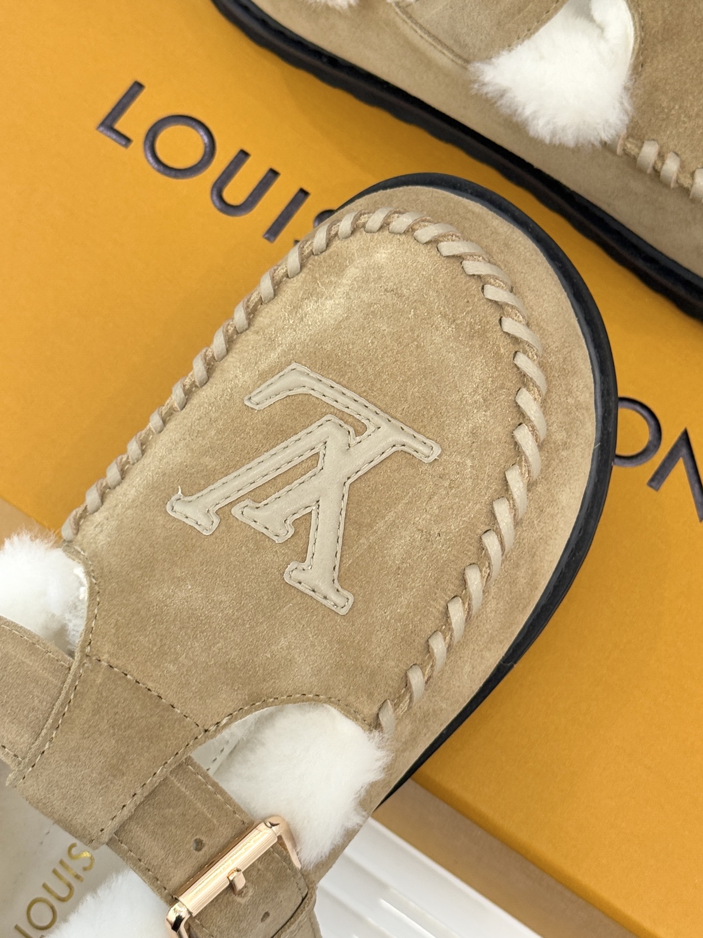 驴牌经典T字带电绣厚底毛毛鞋鞋身醒目的电绣LV字母搭配T字带元素以细腻针线勾勒品牌经典基因成为无需言说的