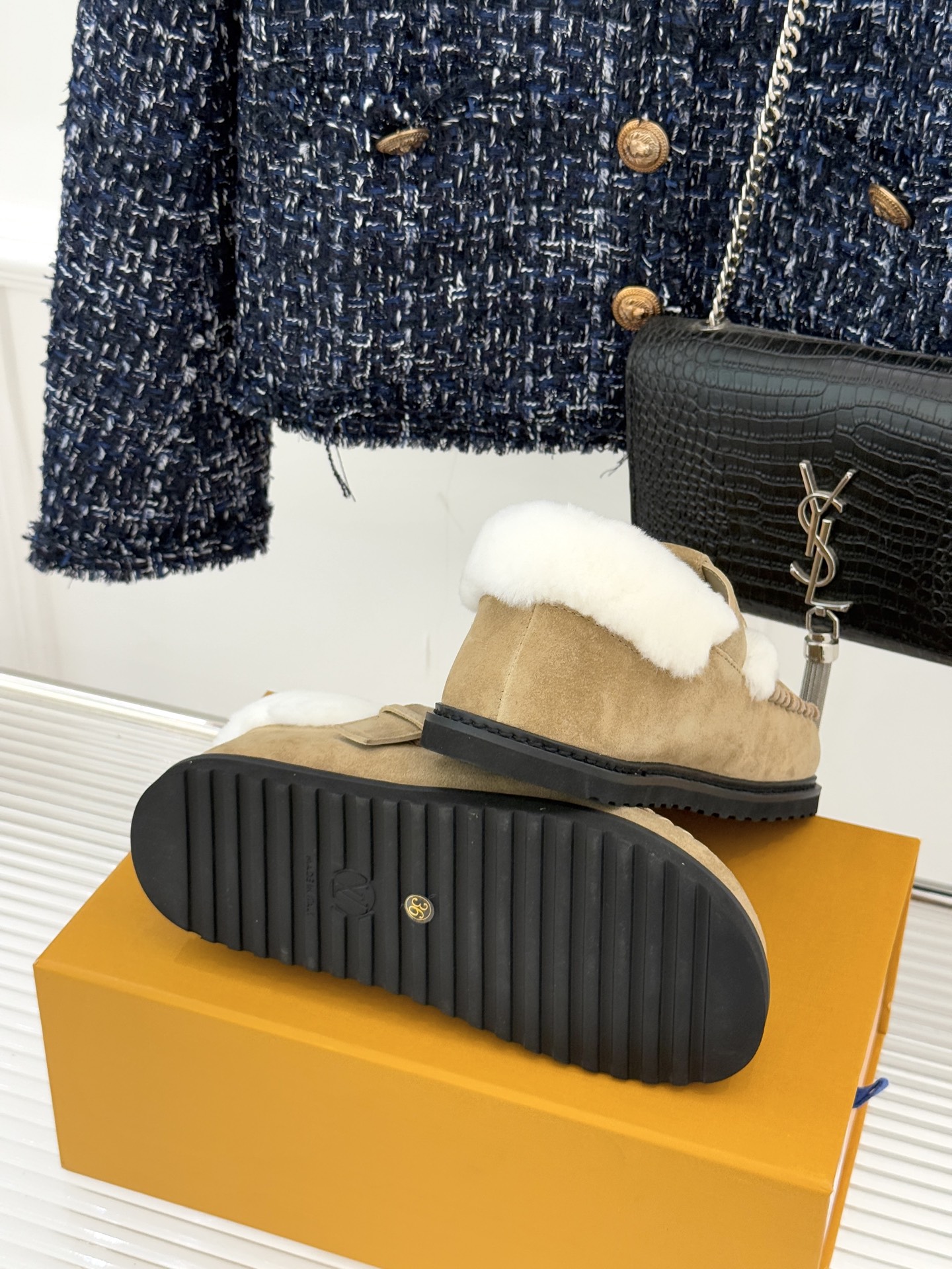 驴牌经典T字带电绣厚底毛毛鞋鞋身醒目的电绣LV字母搭配T字带元素以细腻针线勾勒品牌经典基因成为无需言说的