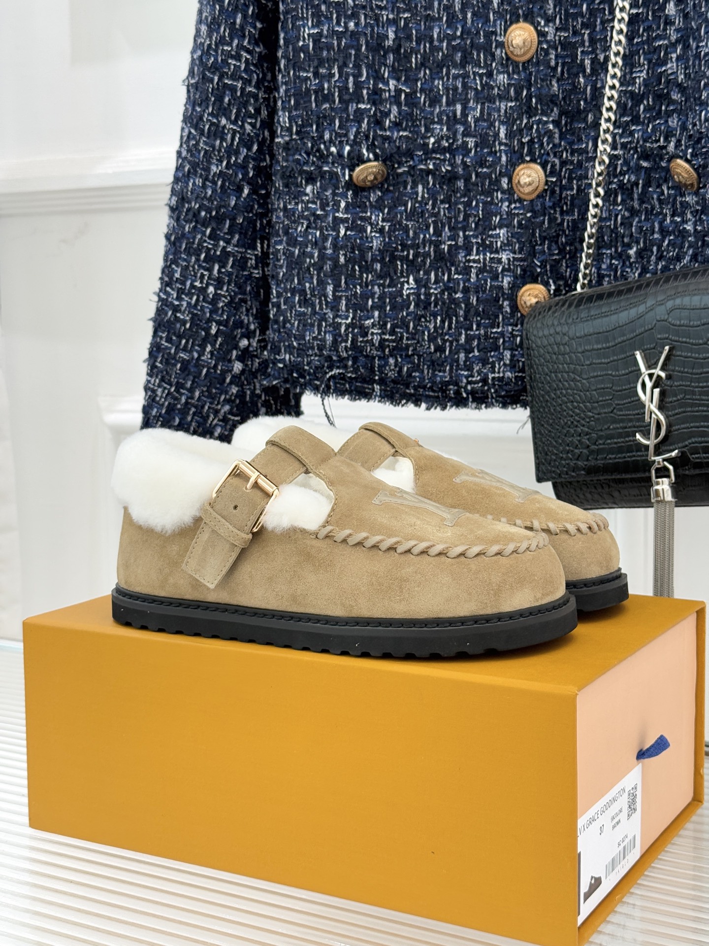 驴牌经典T字带电绣厚底毛毛鞋鞋身醒目的电绣LV字母搭配T字带元素以细腻针线勾勒品牌经典基因成为无需言说的