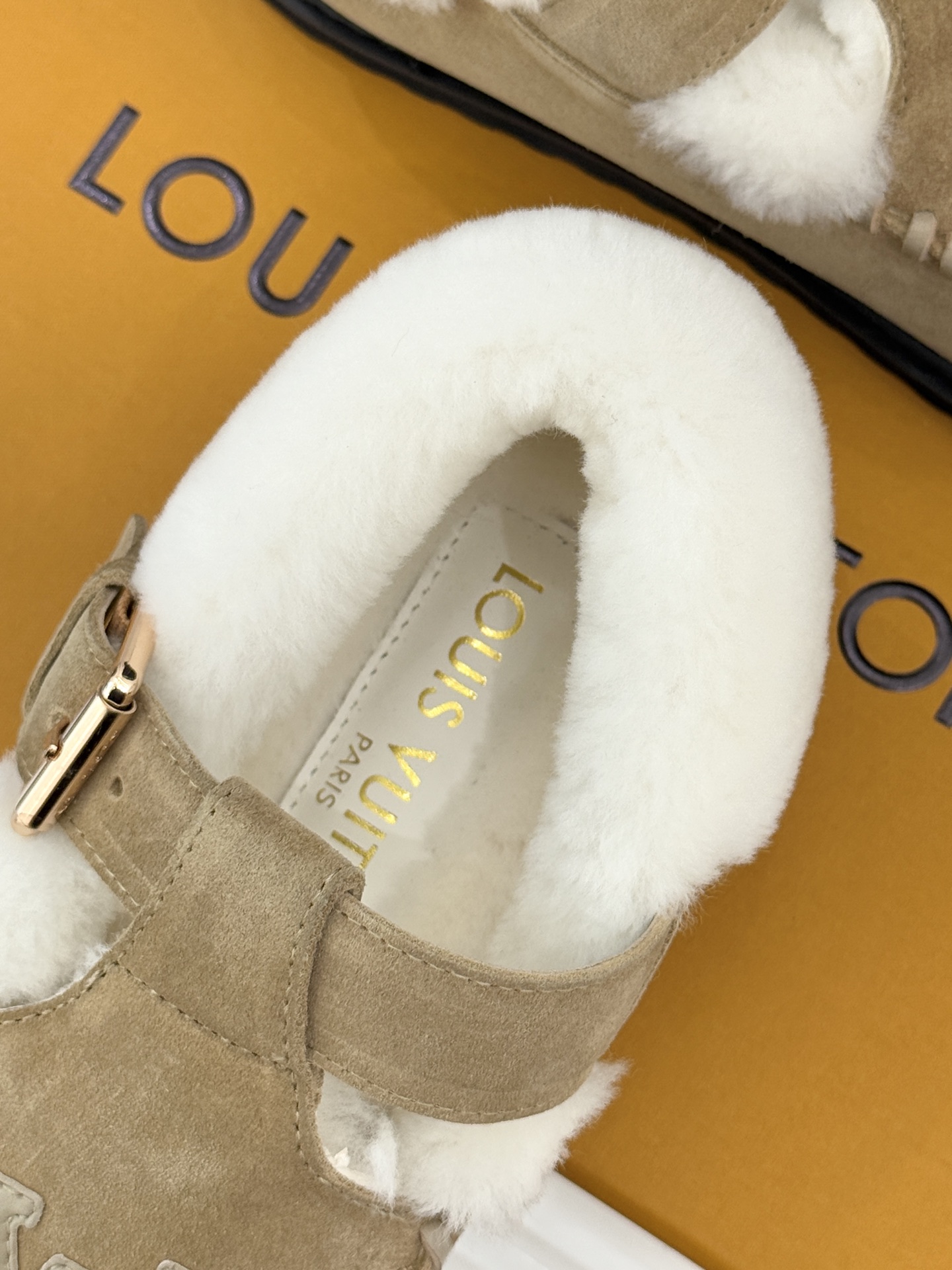 驴牌经典T字带电绣厚底毛毛鞋鞋身醒目的电绣LV字母搭配T字带元素以细腻针线勾勒品牌经典基因成为无需言说的