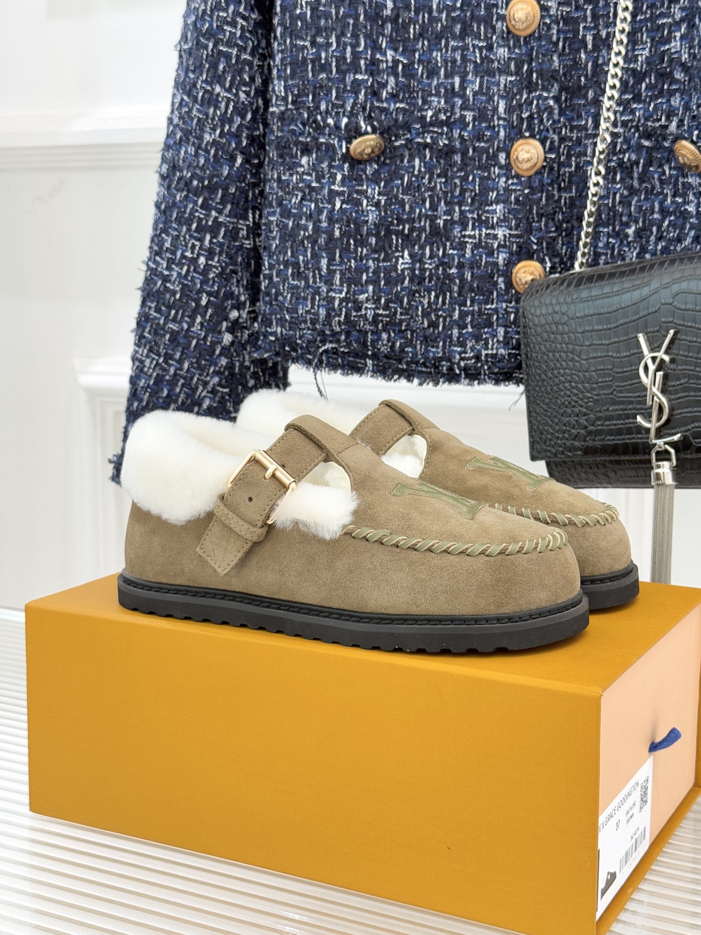 NO:559530,Donkey Brand's classic T-strap thick-soled fur shoes with electric embroidery. The striking electro-embroidered LV letters on the shoe body are paired with T-strap elements. The brand's classic genes are outlined with delicate stitching and become an unspoken identity. The upper is made of high-quality plush material. It is fine, fluffy and has outstanding warmth. With a soft lining, you can feel a cloud-like wrapping feeling when you step in with bare feet. The thick sole design of about 3 centimeters hides the secret of heightening.  It is equipped with a wear-resistant rubber outsole and anti-slip texture, which combines light foot feel and stable support. Whether it is paired with denim trousers to create a casual style, or paired with a tailored skirt to create an elegant style, or paired with a coat to interpret the winter atmosphere, it combines warmth, comfort and brand recognition. From daily commuting to weekend outings, it is a practical and trendy item throughout autumn and winter. The fabric is made of original custom leather.   The inner pads are made of wool imported from Australia. The original molded custom foam outsole size35-39 (customized 40/41/42), loafers, wool shoes, louis vuitton, louis vuitton, loafers, skirts19860909驴牌经典T字带电绣厚底毛毛鞋 鞋身醒目的电绣LV字母搭配T字带元素 以细腻针线勾勒品牌经典基因 成为无需言说的身份标识 鞋面甄选高品质毛绒材质 细腻蓬松且保暖性出众出 配合柔软内里, 光脚踩入亦能感受云朵般的包裹感 3公分左右的厚底设计暗藏增高心机 搭配耐磨橡胶外底与防滑纹路 兼顾轻盈脚感与稳定支撑 无论是搭配牛仔长裤打造休闲随性风格 或与精裁半裙碰撞优雅格调 亦或配合大衣诠释冬日氛围感 集保暖、舒适与品牌辨识度于一身 从日常通勤到周末出街 都是贯穿秋冬的实穿性潮流单品. 面料采用原版定制皮料 内里垫脚均为澳洲进口羊毛 原版开模定制发泡大底 size35-39（40/41/42定制）,乐福鞋毛毛鞋,louis vuitton,louis vuitton,loafers,skirts,Women's Shoes