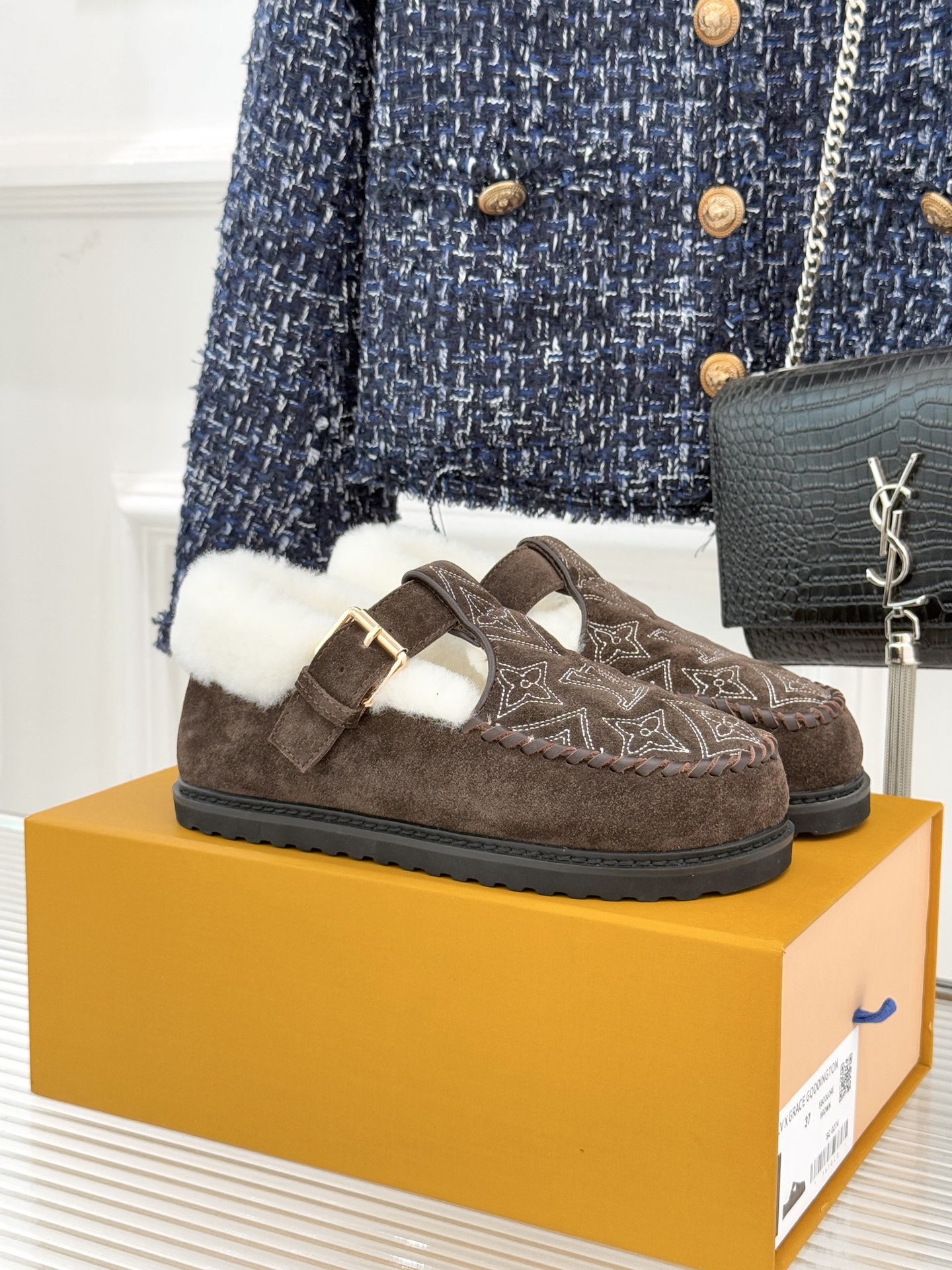 驴牌经典T字带电绣厚底毛毛鞋鞋身醒目的电绣LV字母搭配T字带元素以细腻针线勾勒品牌经典基因成为无需言说的