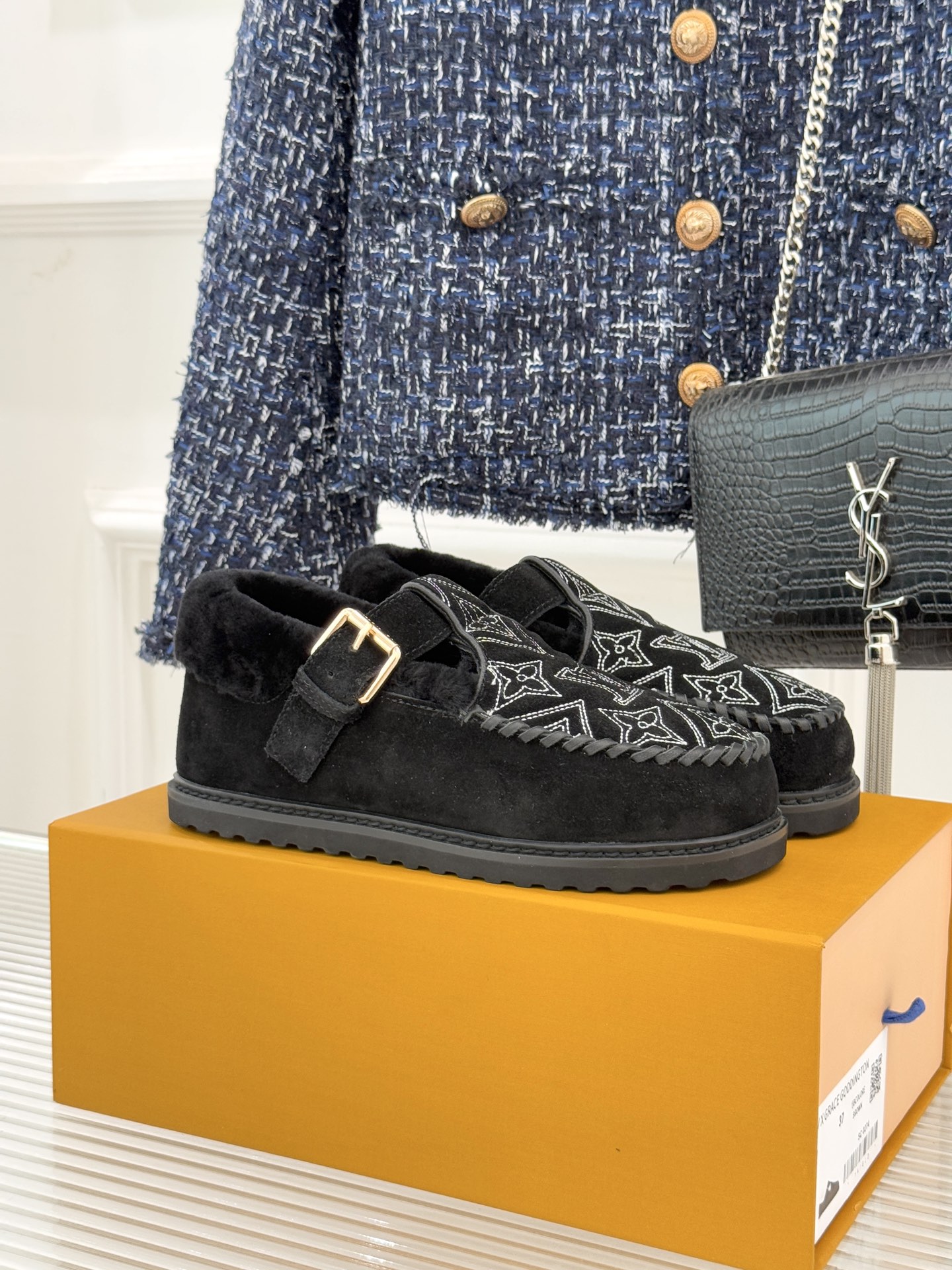 驴牌经典T字带电绣厚底毛毛鞋鞋身醒目的电绣LV字母搭配T字带元素以细腻针线勾勒品牌经典基因成为无需言说的