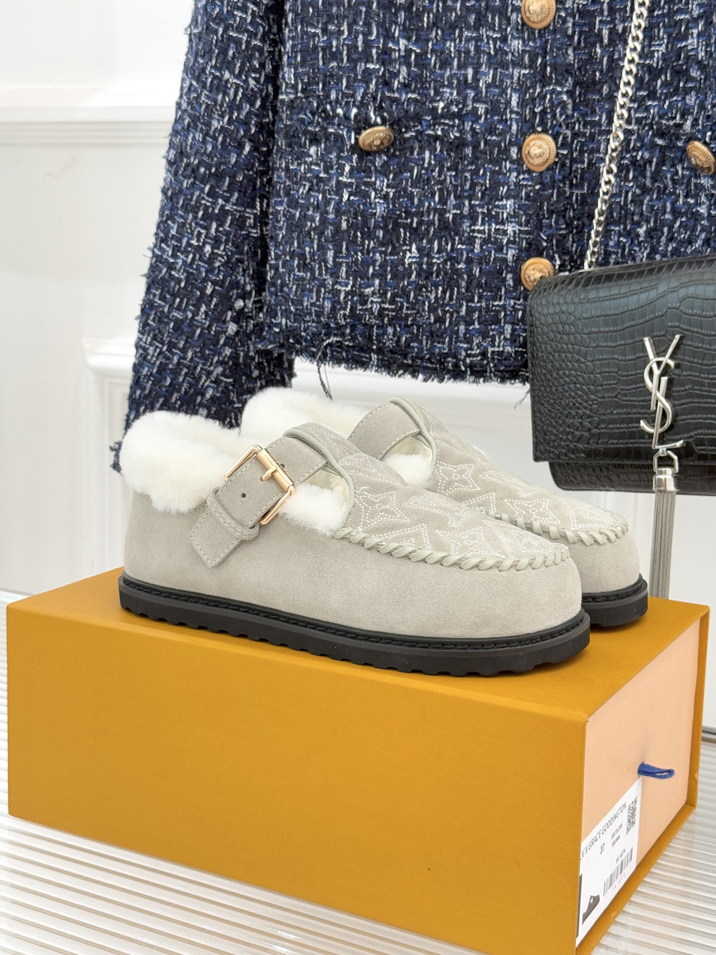 NO:559839,Donkey Brand's classic T-strap thick-soled fur shoes with electric embroidery. The striking electro-embroidered LV letters on the shoe body are paired with T-strap elements. The brand's classic genes are outlined with delicate stitching and become an unspoken identity. The upper is made of high-quality plush material. It is fine, fluffy and has outstanding warmth. With a soft lining, you can feel a cloud-like wrapping feeling when you step in with bare feet. The thick sole design of about 3 centimeters hides the secret of heightening.  It is equipped with a wear-resistant rubber outsole and anti-slip texture, which combines light foot feel and stable support. Whether it is paired with denim trousers to create a casual style, or paired with a tailored skirt to create an elegant style, or paired with a coat to interpret the winter atmosphere, it combines warmth, comfort and brand recognition. From daily commuting to weekend outings, it is a practical and trendy item throughout autumn and winter. The fabric is made of original custom leather.   The inner pads are made of wool imported from Australia. The original molded custom foam outsole size35-39 (customized 40/41/42), loafers, wool shoes, louis vuitton, louis vuitton, loafers, skirts19860909驴牌经典T字带电绣厚底毛毛鞋 鞋身醒目的电绣LV字母搭配T字带元素 以细腻针线勾勒品牌经典基因 成为无需言说的身份标识 鞋面甄选高品质毛绒材质 细腻蓬松且保暖性出众出 配合柔软内里, 光脚踩入亦能感受云朵般的包裹感 3公分左右的厚底设计暗藏增高心机 搭配耐磨橡胶外底与防滑纹路 兼顾轻盈脚感与稳定支撑 无论是搭配牛仔长裤打造休闲随性风格 或与精裁半裙碰撞优雅格调 亦或配合大衣诠释冬日氛围感 集保暖、舒适与品牌辨识度于一身 从日常通勤到周末出街 都是贯穿秋冬的实穿性潮流单品. 面料采用原版定制皮料 内里垫脚均为澳洲进口羊毛 原版开模定制发泡大底 size35-39（40/41/42定制）,乐福鞋毛毛鞋,louis vuitton,louis vuitton,loafers,skirts,Women's Shoes