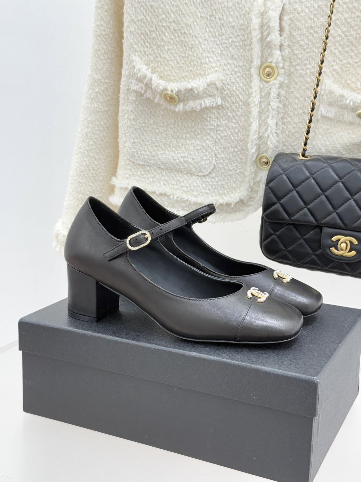 NO:560066,CHANE*｜Xiaoxiang’s 25k new rhinestone double C thick heel Mary Jane shoes. I fell in love with them at first sight. It’s no exaggeration~ This is probably the charm of Xiaoxiang. She always understands girls. Although she looks very cold, she has a unique feeling when paired with black stockings. It is the latest model this year. I have already started to arrange it before it is available in the counter~ I know you will like it. It also looks good on the feet. The round-pointed last is not picky about the shape of the feet. Wide and fat feet also look slimmer.  Moreover, the lambskin and patent leather are visually very impactful. The lining is made of sheepskin, which is extremely soft and comfortable ~ Italian A-grade dyed genuine leather outsole Size 35-39 (customized 40/41), single shoes, chanel, mary jane, sheepskin, Leather soles19860909CHANE*｜小香25k新品水钻双C 粗跟玛丽珍单鞋 对它一见钟情 不夸张哦～ 这大概就是小香的魅力 总是很懂女生 虽然看上去很冷但配上黑丝袜特有感觉 是今年的最新款来着 专柜还没上我就已经着手安排啦～ 知道你们一定会喜欢 上脚也确实好看 圆尖的楦头对脚型完全不挑 宽胖脚穿也显瘦 而且小羊皮拼接漆皮 视觉上很有冲击感 内里是羊皮材质 巨柔软巨舒服哦～ 意大利A级透染真皮大底 Size35-39（40/41定制）,单鞋,chanel,mary jane,sheepskin,Leather soles,Women's Shoes