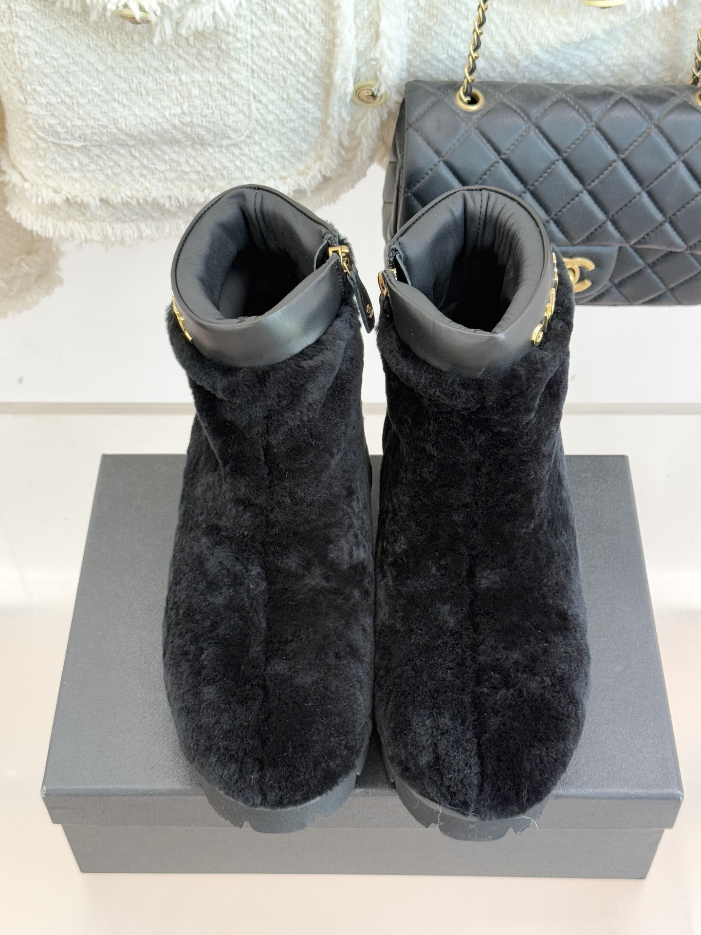 CHANE*｜小香经典字母毛毛短靴当经典标识邂逅暖糯触感以标志性设计重构冬日格调成为衣橱里的“氛围感利器