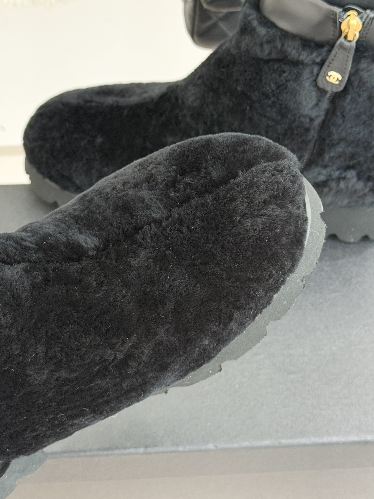 CHANE*｜小香经典字母毛毛短靴当经典标识邂逅暖糯触感以标志性设计重构冬日格调成为衣橱里的“氛围感利器