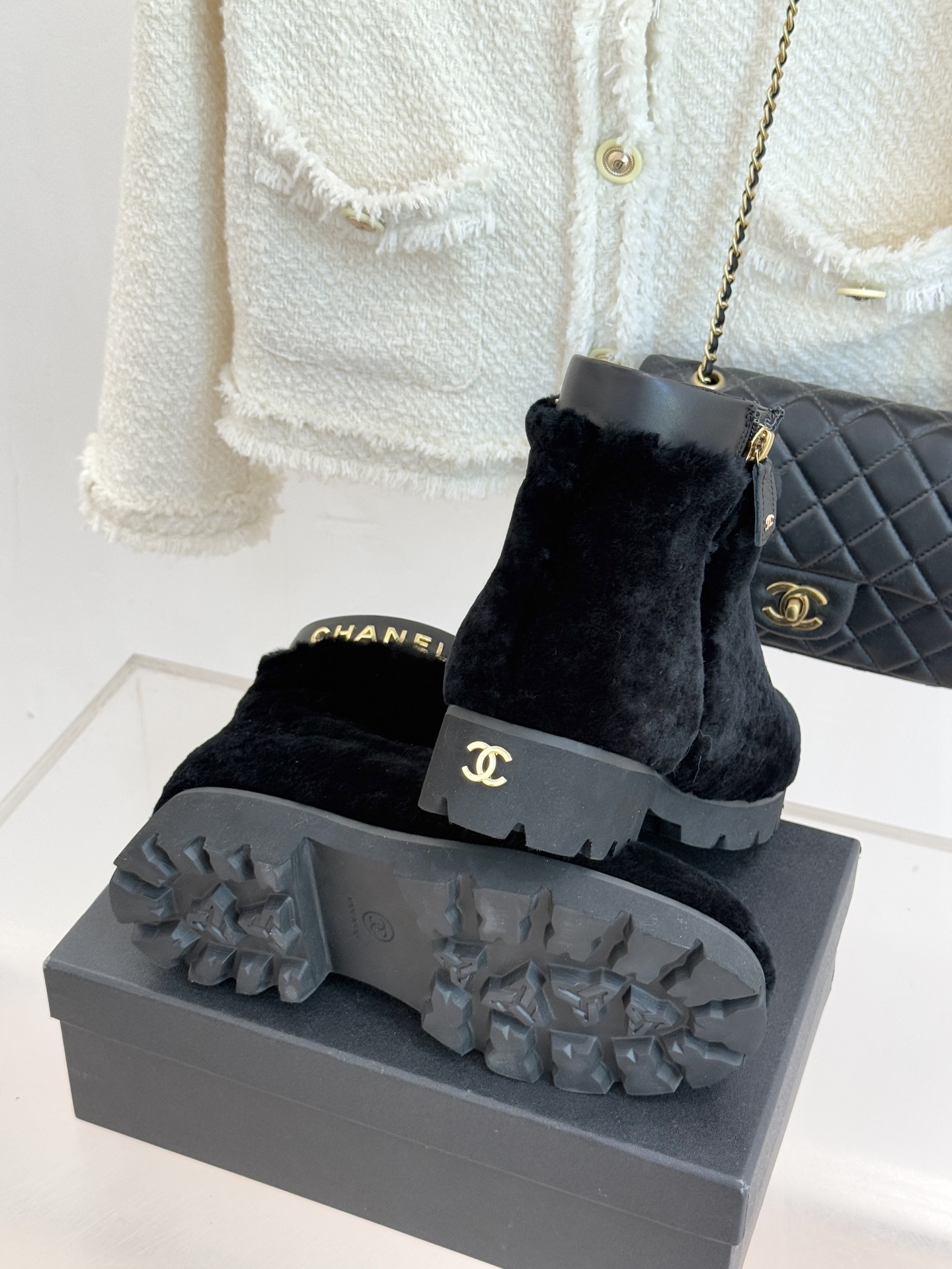 CHANE*｜小香经典字母毛毛短靴当经典标识邂逅暖糯触感以标志性设计重构冬日格调成为衣橱里的“氛围感利器