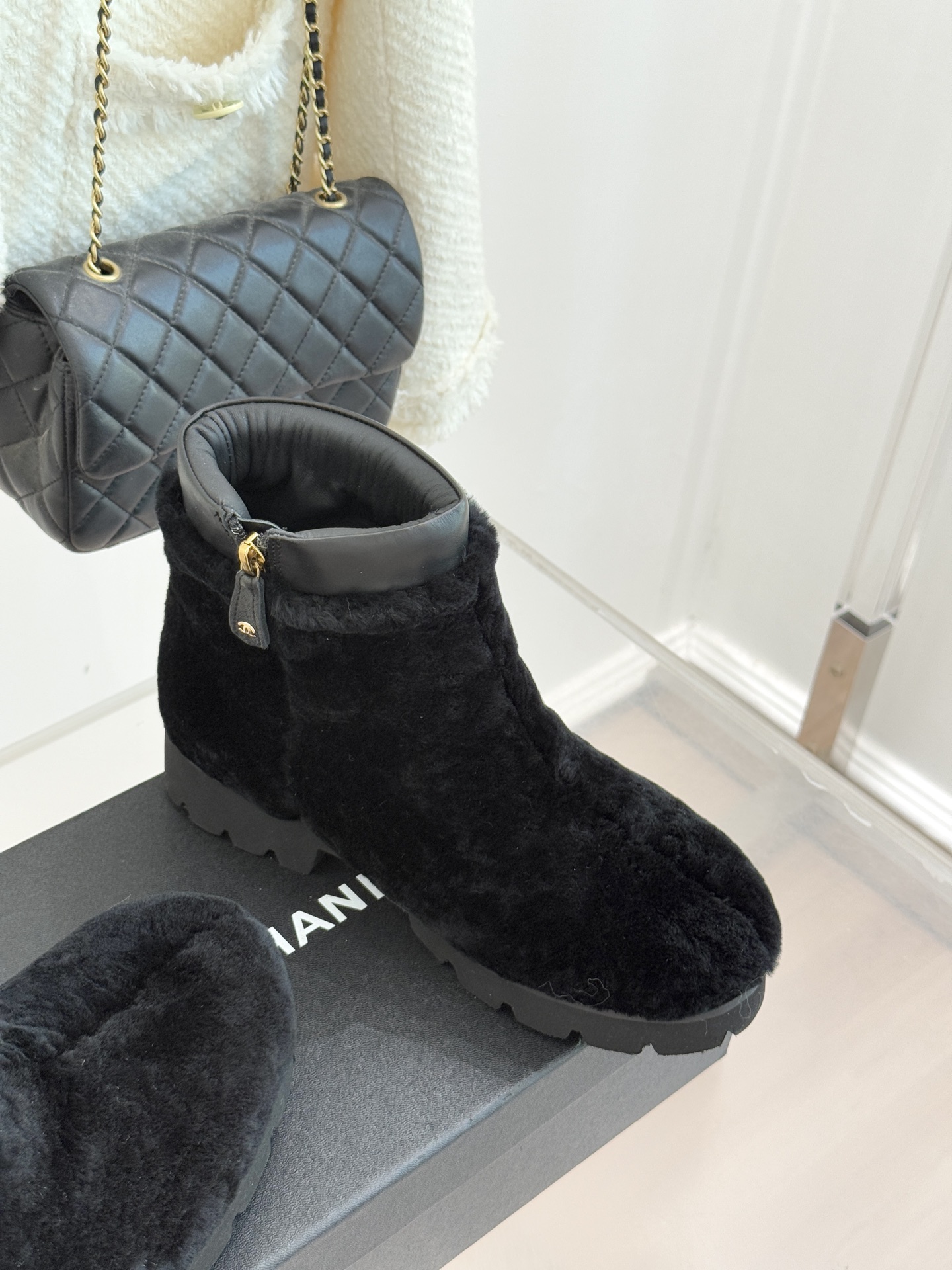 CHANE*｜小香经典字母毛毛短靴当经典标识邂逅暖糯触感以标志性设计重构冬日格调成为衣橱里的“氛围感利器