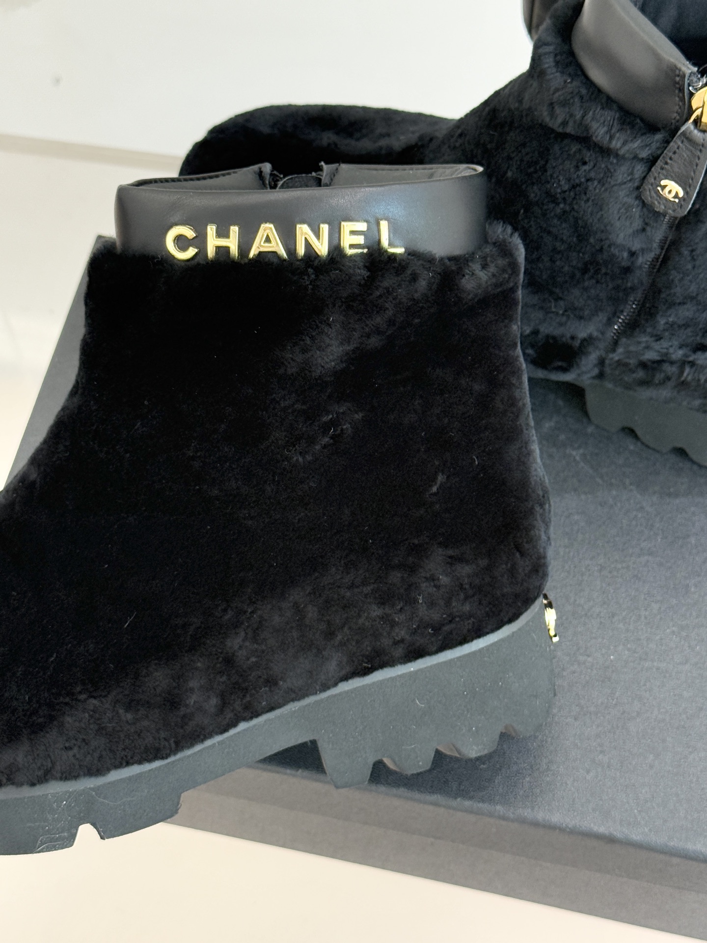 CHANE*｜小香经典字母毛毛短靴当经典标识邂逅暖糯触感以标志性设计重构冬日格调成为衣橱里的“氛围感利器