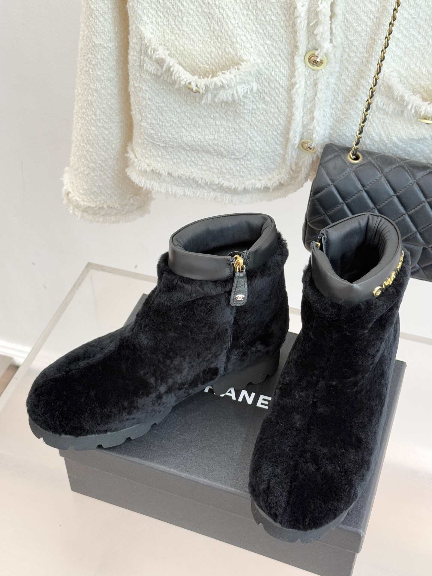 CHANE*｜小香经典字母毛毛短靴当经典标识邂逅暖糯触感以标志性设计重构冬日格调成为衣橱里的“氛围感利器