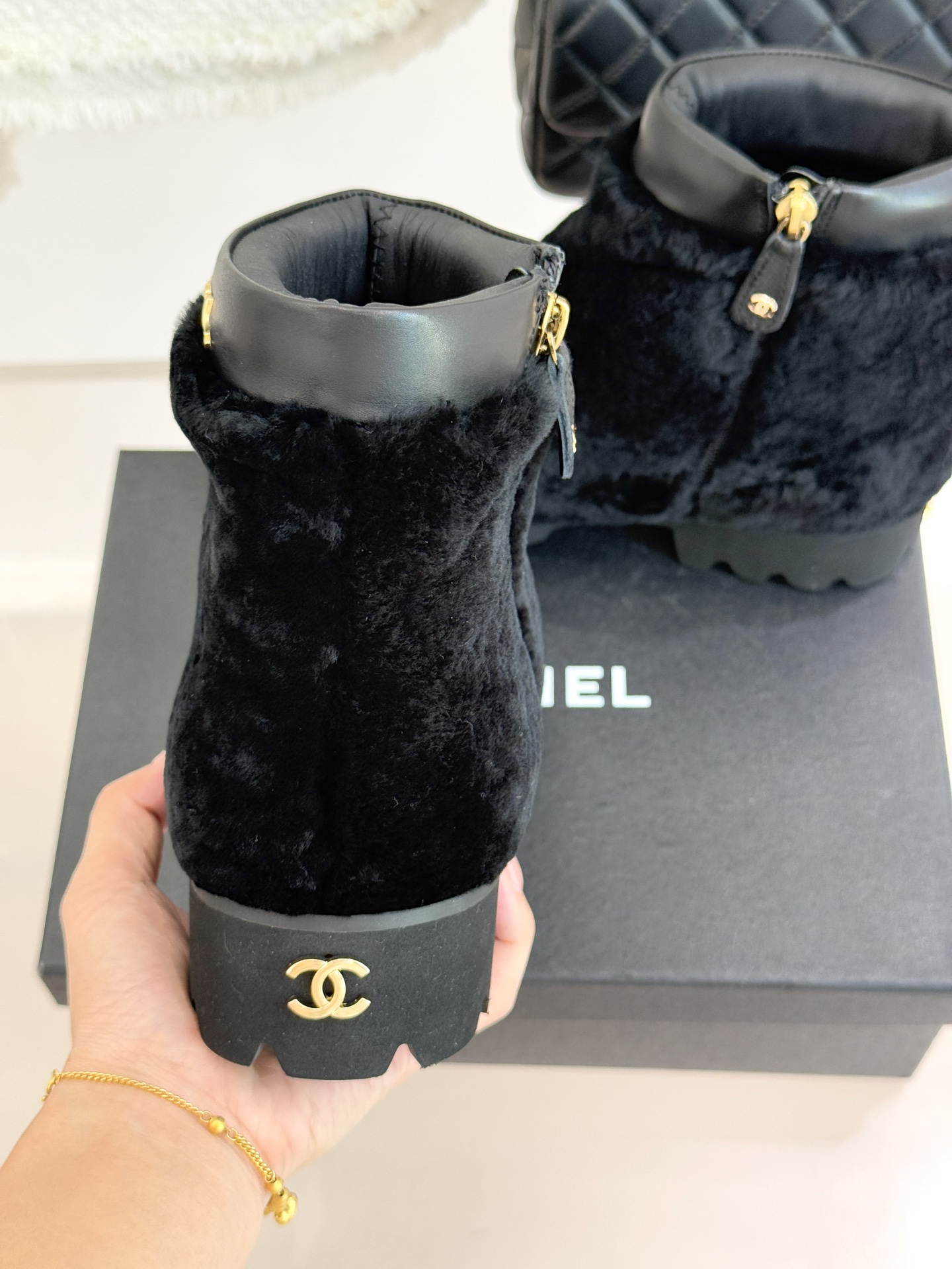 CHANE*｜小香经典字母毛毛短靴当经典标识邂逅暖糯触感以标志性设计重构冬日格调成为衣橱里的“氛围感利器