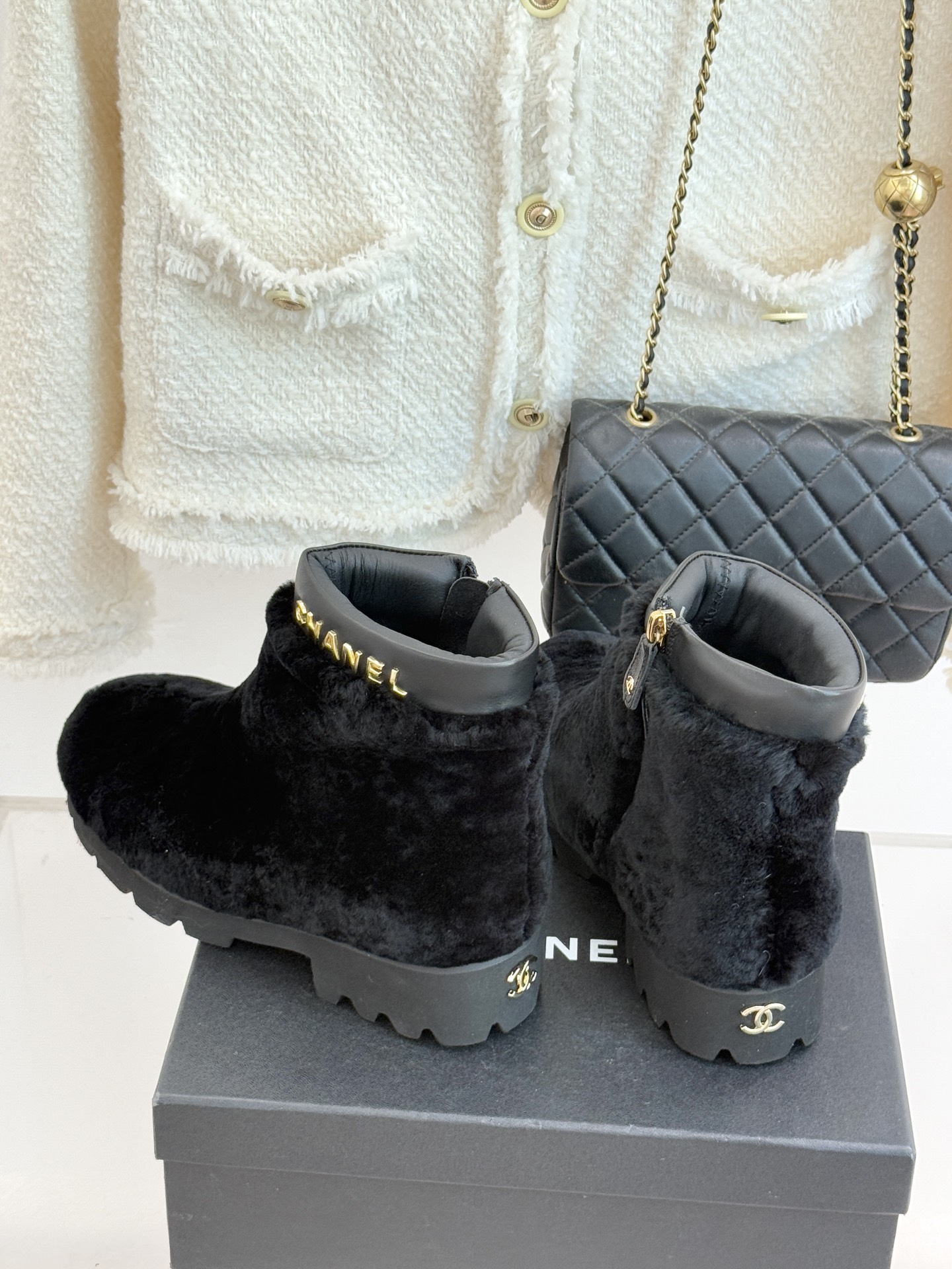 CHANE*｜小香经典字母毛毛短靴当经典标识邂逅暖糯触感以标志性设计重构冬日格调成为衣橱里的“氛围感利器