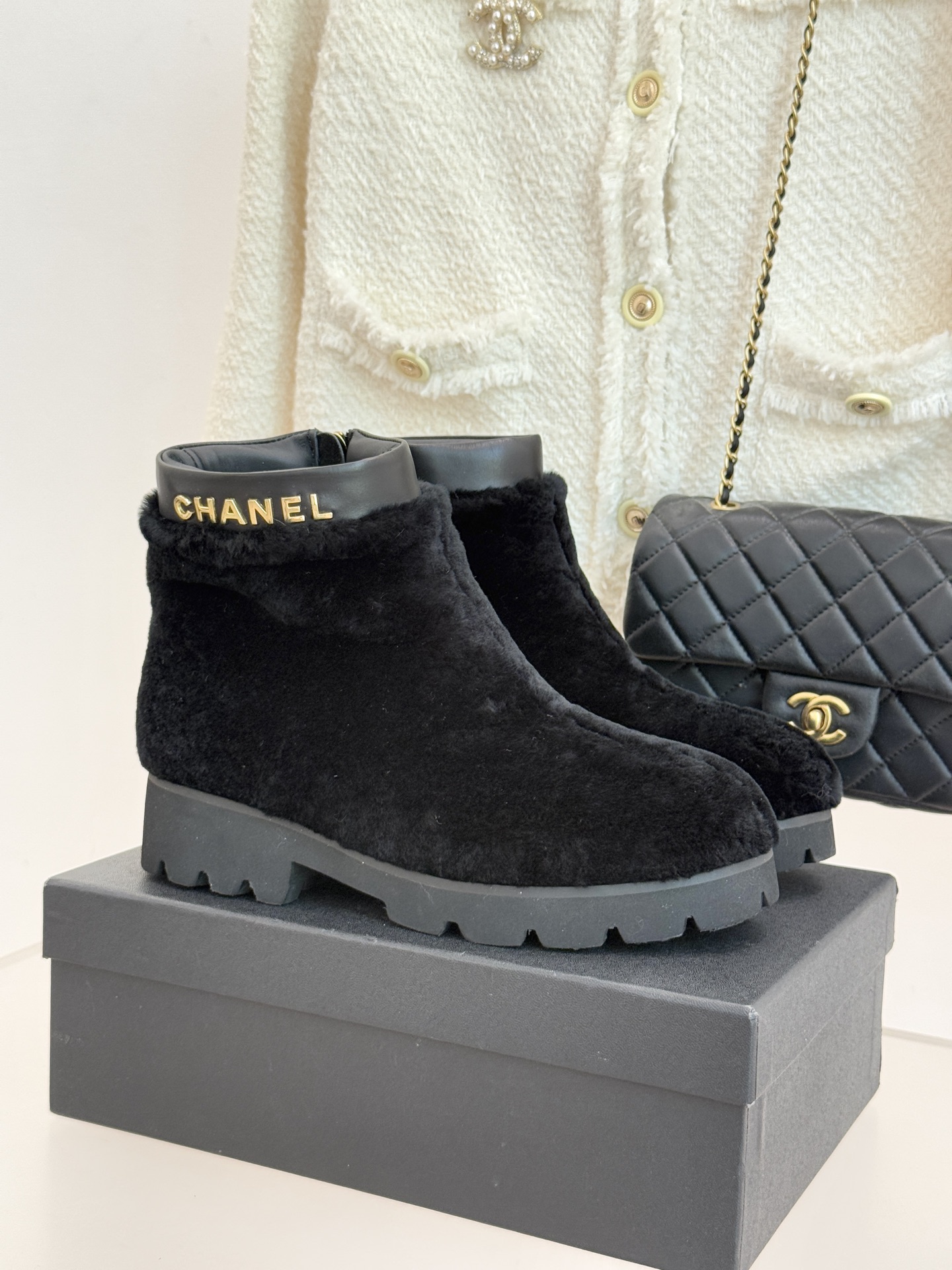 CHANE*｜小香经典字母毛毛短靴当经典标识邂逅暖糯触感以标志性设计重构冬日格调成为衣橱里的“氛围感利器