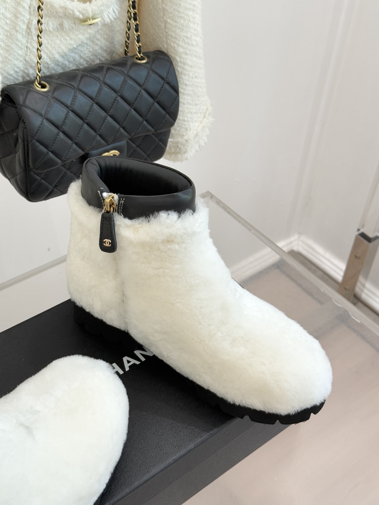 CHANE*｜小香经典字母毛毛短靴当经典标识邂逅暖糯触感以标志性设计重构冬日格调成为衣橱里的“氛围感利器