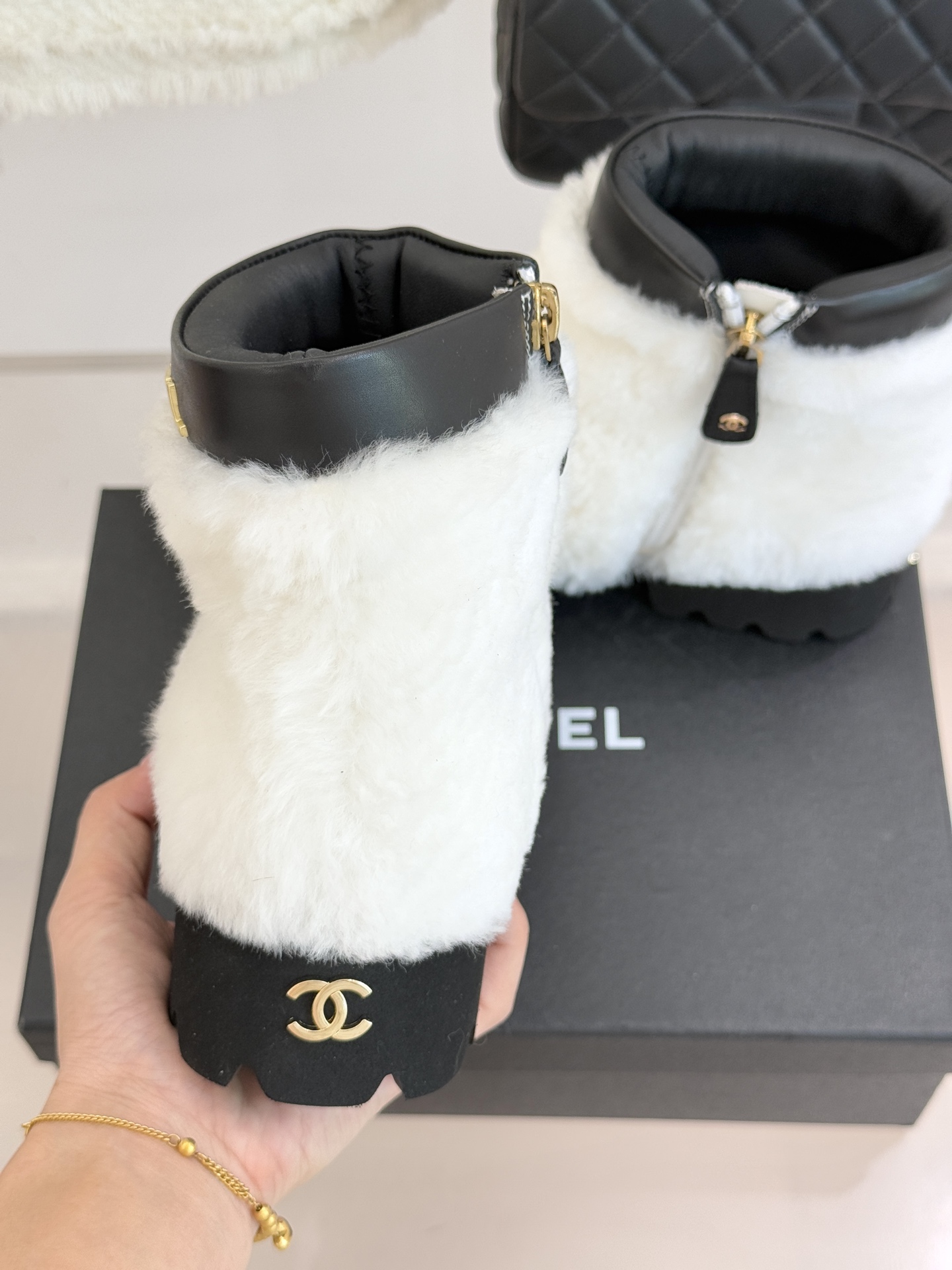 CHANE*｜小香经典字母毛毛短靴当经典标识邂逅暖糯触感以标志性设计重构冬日格调成为衣橱里的“氛围感利器