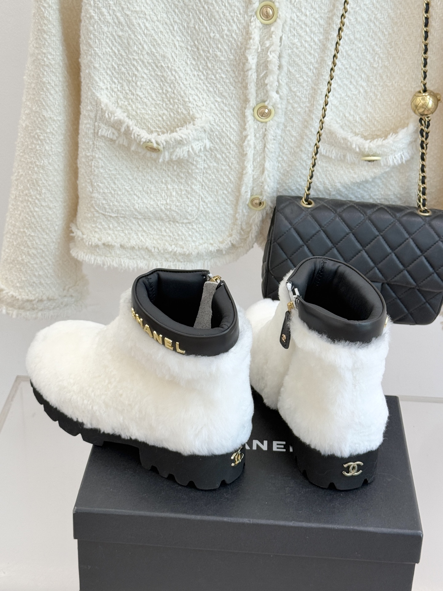 CHANE*｜小香经典字母毛毛短靴当经典标识邂逅暖糯触感以标志性设计重构冬日格调成为衣橱里的“氛围感利器