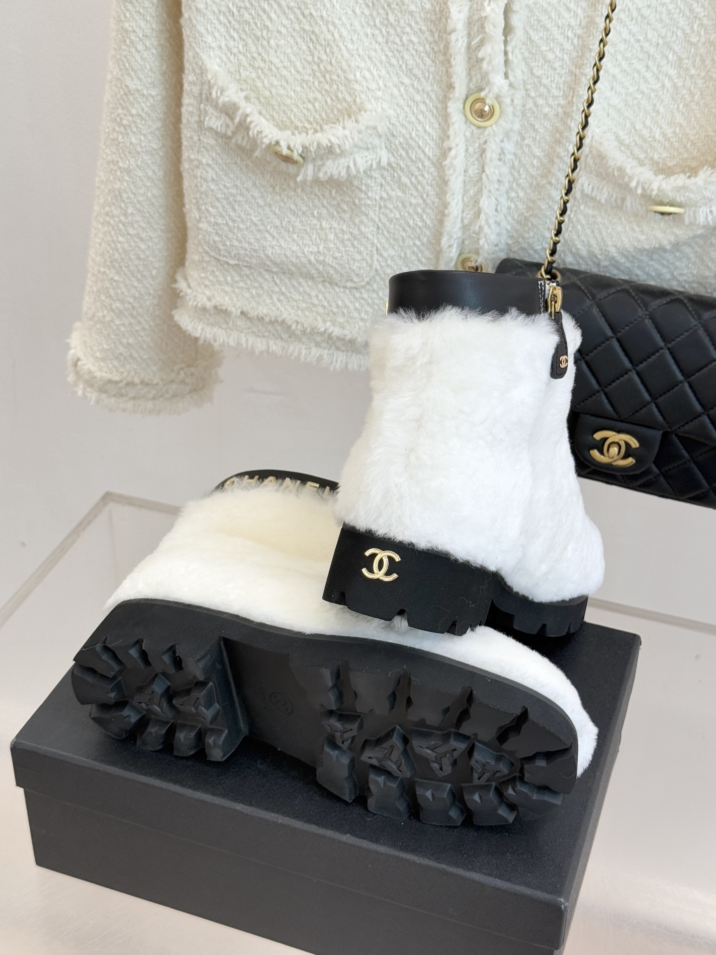 CHANE*｜小香经典字母毛毛短靴当经典标识邂逅暖糯触感以标志性设计重构冬日格调成为衣橱里的“氛围感利器