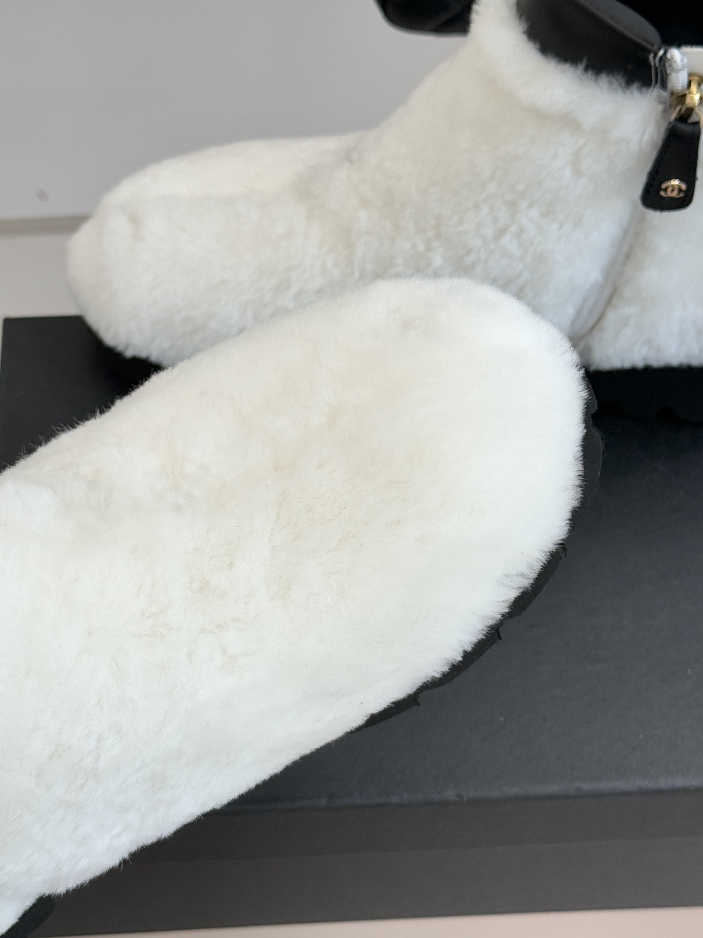 CHANE*｜小香经典字母毛毛短靴当经典标识邂逅暖糯触感以标志性设计重构冬日格调成为衣橱里的“氛围感利器