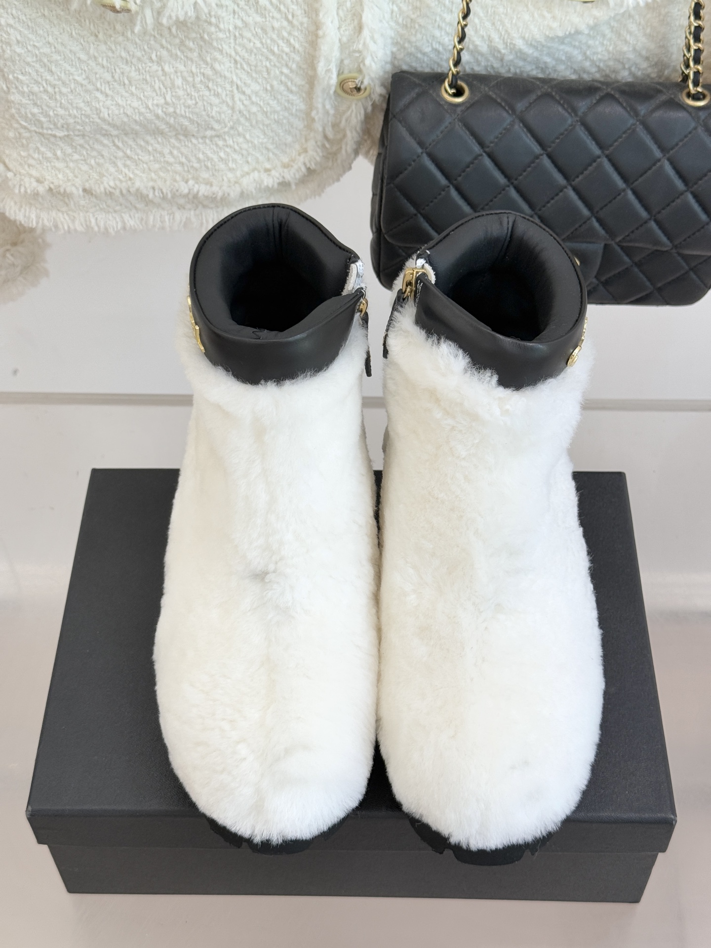 CHANE*｜小香经典字母毛毛短靴当经典标识邂逅暖糯触感以标志性设计重构冬日格调成为衣橱里的“氛围感利器