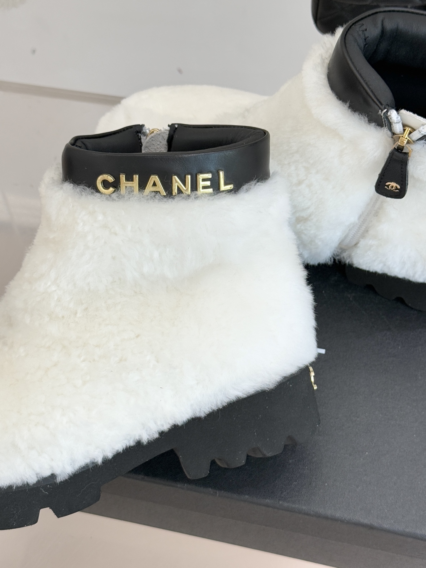 CHANE*｜小香经典字母毛毛短靴当经典标识邂逅暖糯触感以标志性设计重构冬日格调成为衣橱里的“氛围感利器