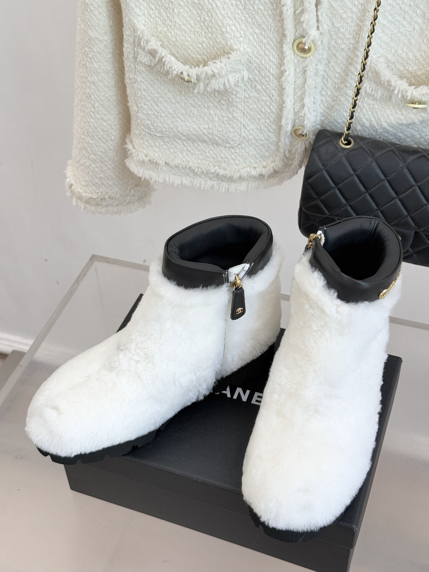 CHANE*｜小香经典字母毛毛短靴当经典标识邂逅暖糯触感以标志性设计重构冬日格调成为衣橱里的“氛围感利器