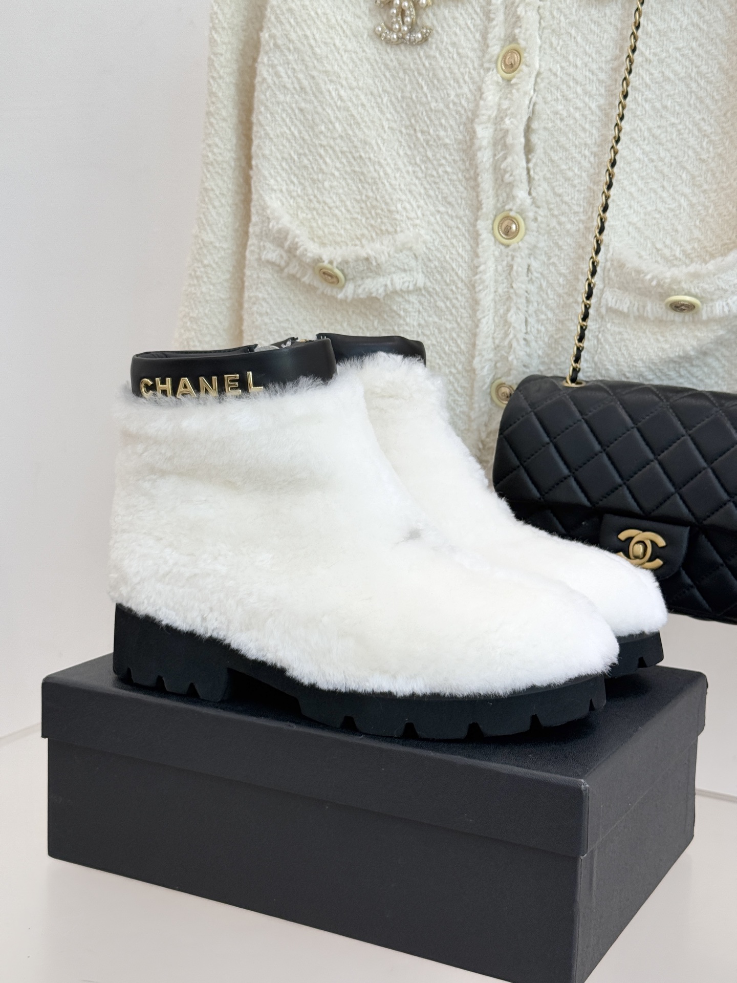 NO:560067,CHANE*｜Xiaoxiang’s classic furry short boots with letters. When the classic logo meets the warm and waxy touch, the iconic design reconstructs the winter style and becomes an 'ambience weapon' in the wardrobe. The eye-catching letter logo on the boot collar highlights the brand genes, like a walking fashion imprint, showing high recognition in a low-key manner. The shoe body is wrapped with fine wool. The soft velvet naturally stretches along the shoe shape. The natural sheepskin inside has its own breathability.  Even if you wear it for a long time in the cold winter, you will not feel sweaty. You will be warmly wrapped from toes to ankles. size35-39 (customized 40/41), boots, chanel, boots, sheepskin19860909CHANE*｜小香经典字母毛毛短靴 当经典标识邂逅暖糯触感 以标志性设计重构冬日格调 成为衣橱里的“氛围感利器” 靴口醒目的字母标识彰显品牌基因 如同行走的时尚印记 低调间彰显高辨识度. 甄选细腻羊毛包裹鞋身 柔软绒毛顺着鞋型自然舒展 内里的天然羊皮自带透气属性 即便寒冬久穿也不会闷汗 从脚尖到脚踝都被妥帖暖意包裹. size35-39（40/41定制）,靴子,chanel,boots,sheepskin,Women's Shoes