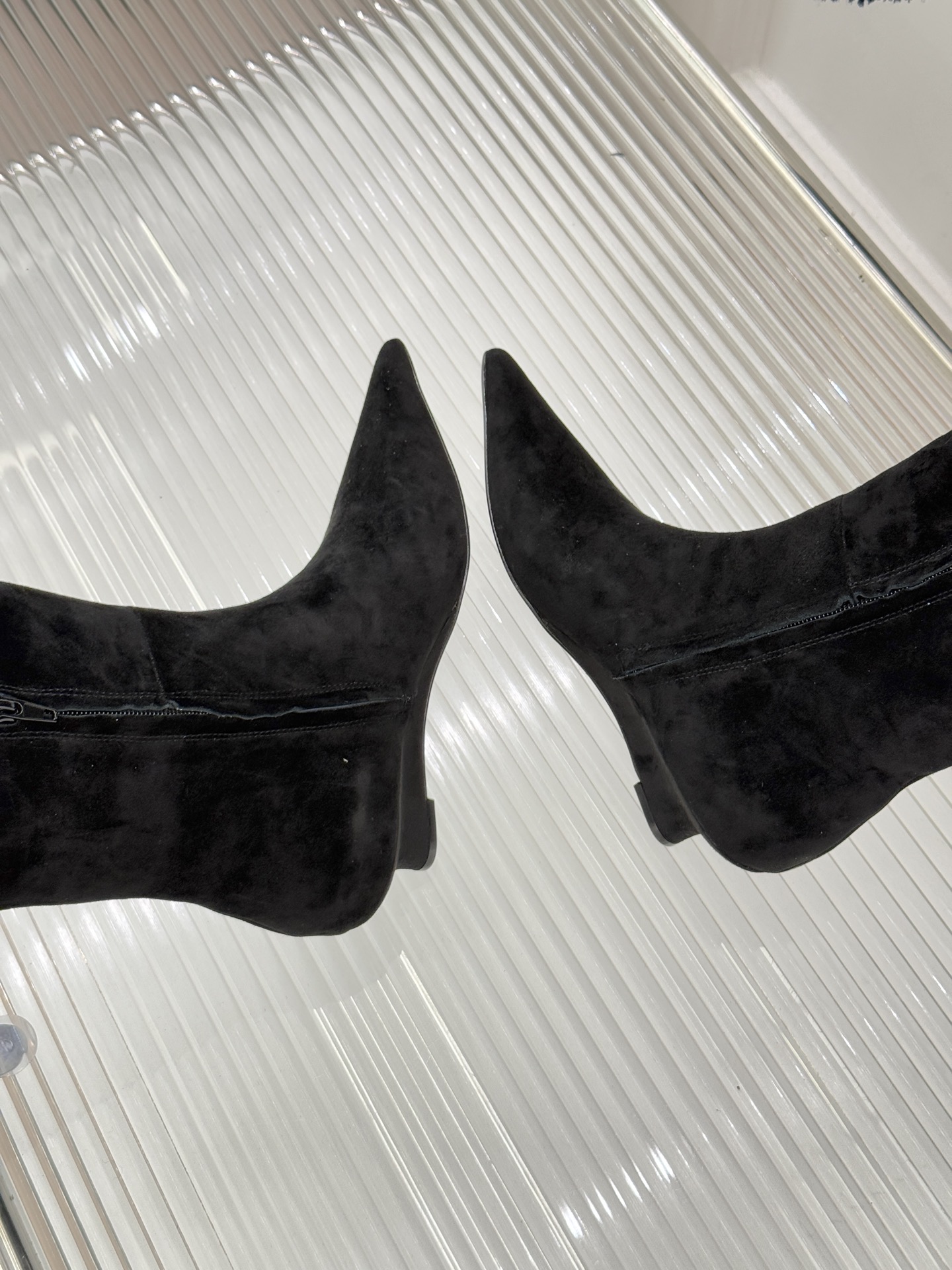 Toteme 25WF秋冬新品尖头侧拉链坡跟长靴这双坡跟短靴你可千万别错过！标志性的尖头造型 线条流畅且