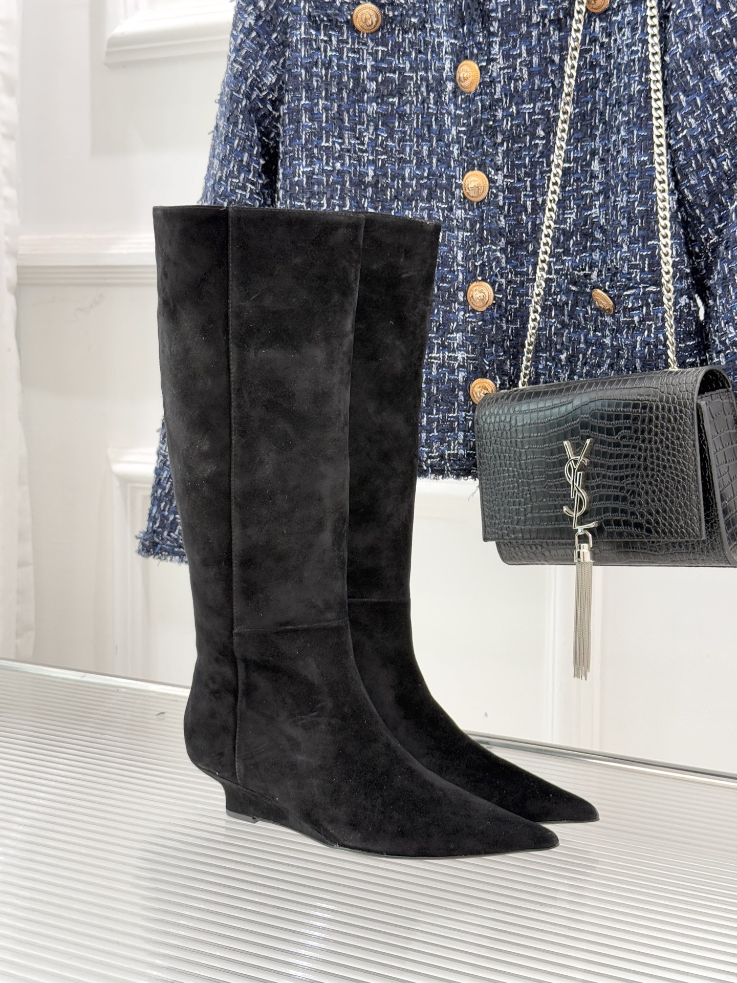 Toteme 25WF秋冬新品尖头侧拉链坡跟长靴这双坡跟短靴你可千万别错过！标志性的尖头造型 线条流畅且