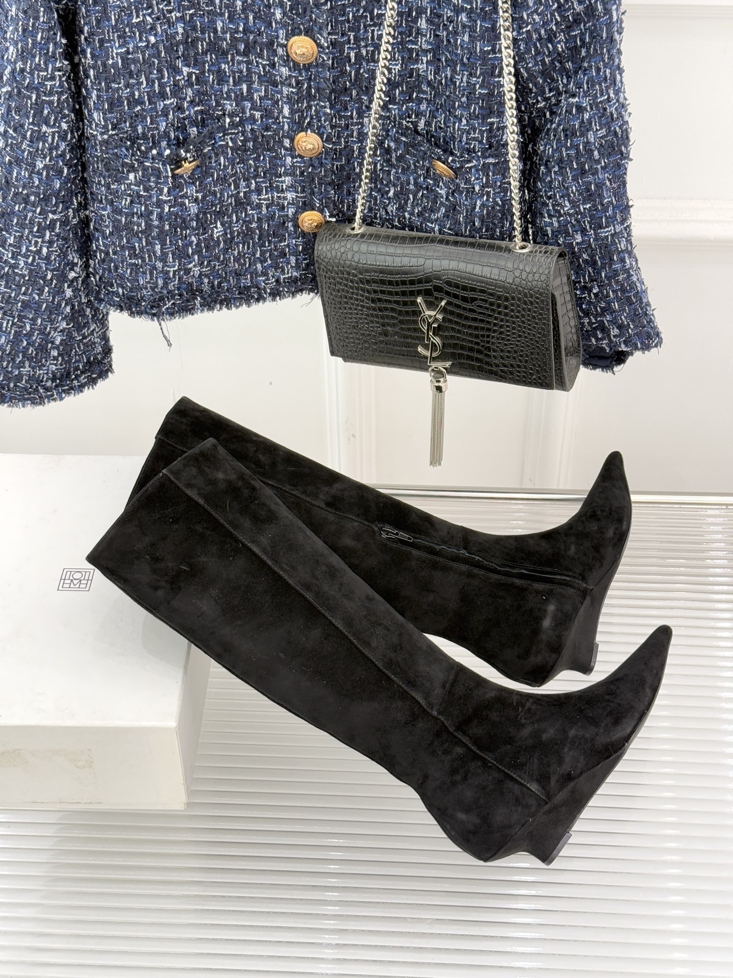 Toteme 25WF秋冬新品尖头侧拉链坡跟长靴这双坡跟短靴你可千万别错过！标志性的尖头造型 线条流畅且