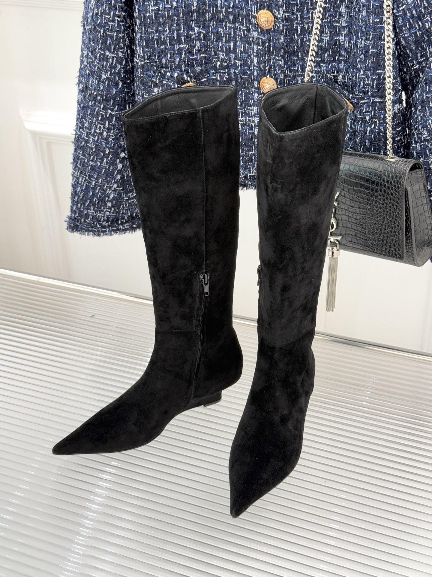 Toteme 25WF秋冬新品尖头侧拉链坡跟长靴这双坡跟短靴你可千万别错过！标志性的尖头造型 线条流畅且