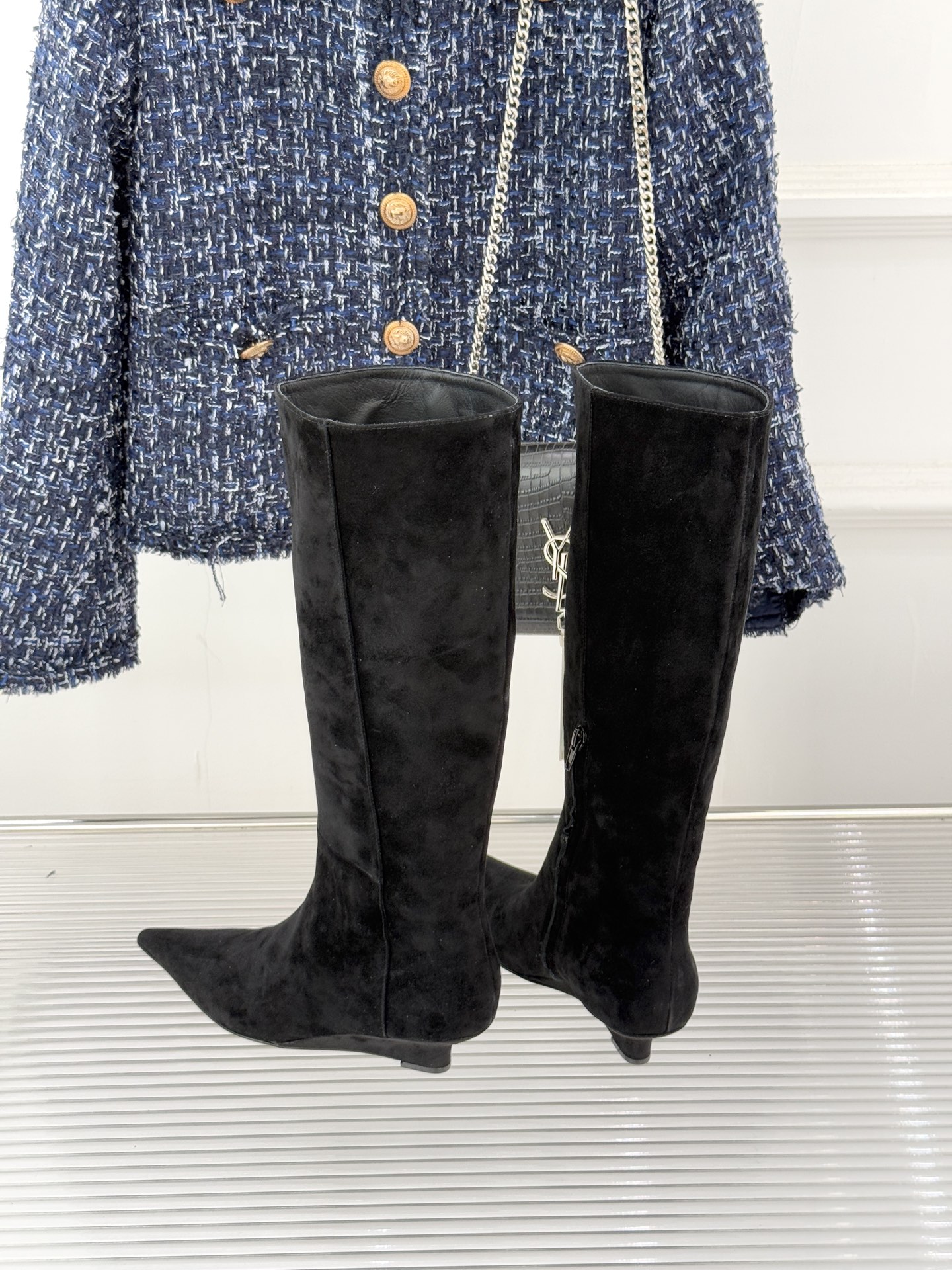 Toteme 25WF秋冬新品尖头侧拉链坡跟长靴这双坡跟短靴你可千万别错过！标志性的尖头造型 线条流畅且