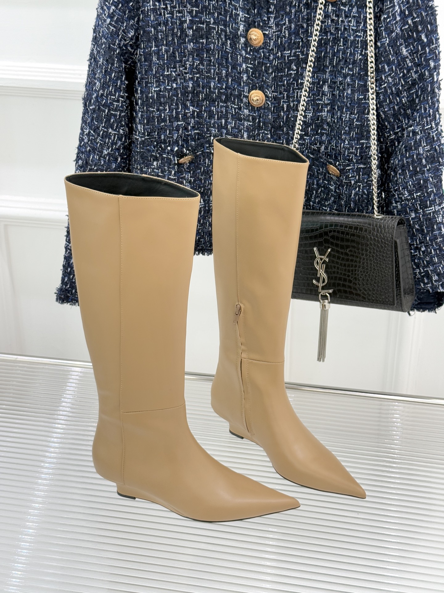 Toteme 25WF秋冬新品尖头侧拉链坡跟长靴这双坡跟短靴你可千万别错过！标志性的尖头造型 线条流畅且