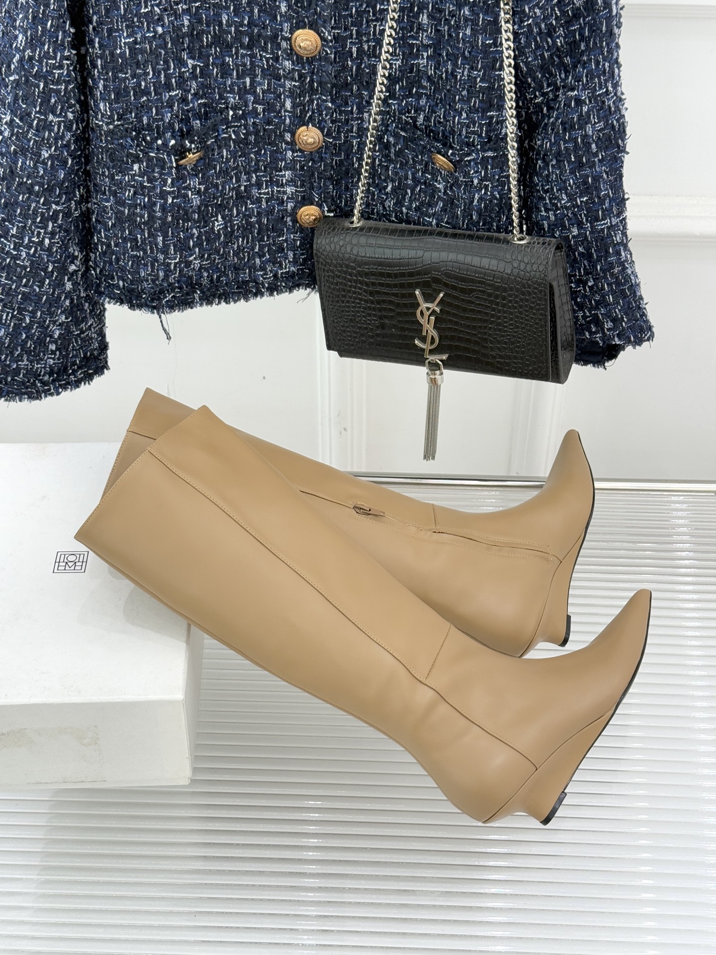 Toteme 25WF秋冬新品尖头侧拉链坡跟长靴这双坡跟短靴你可千万别错过！标志性的尖头造型 线条流畅且