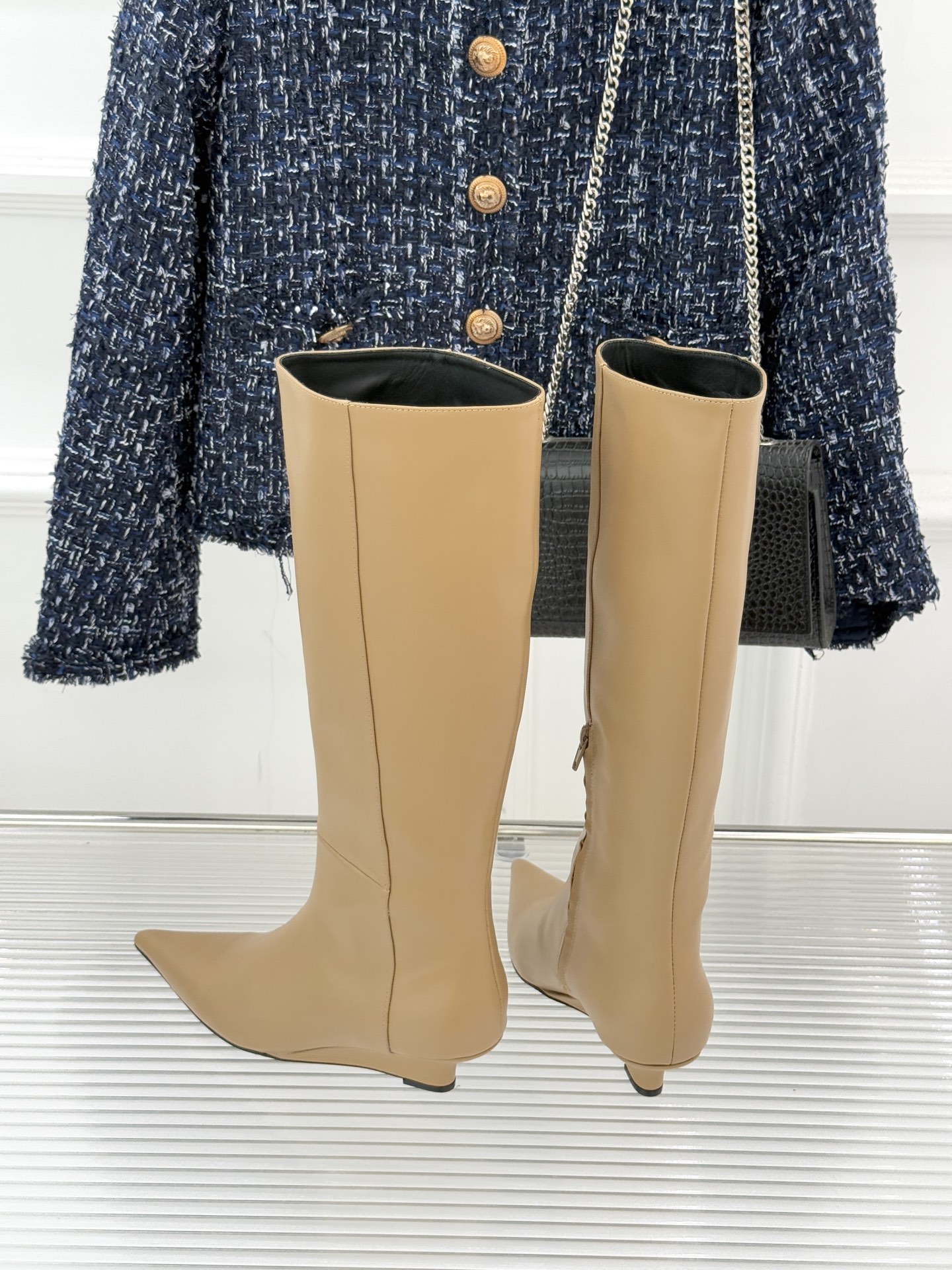 Toteme 25WF秋冬新品尖头侧拉链坡跟长靴这双坡跟短靴你可千万别错过！标志性的尖头造型 线条流畅且