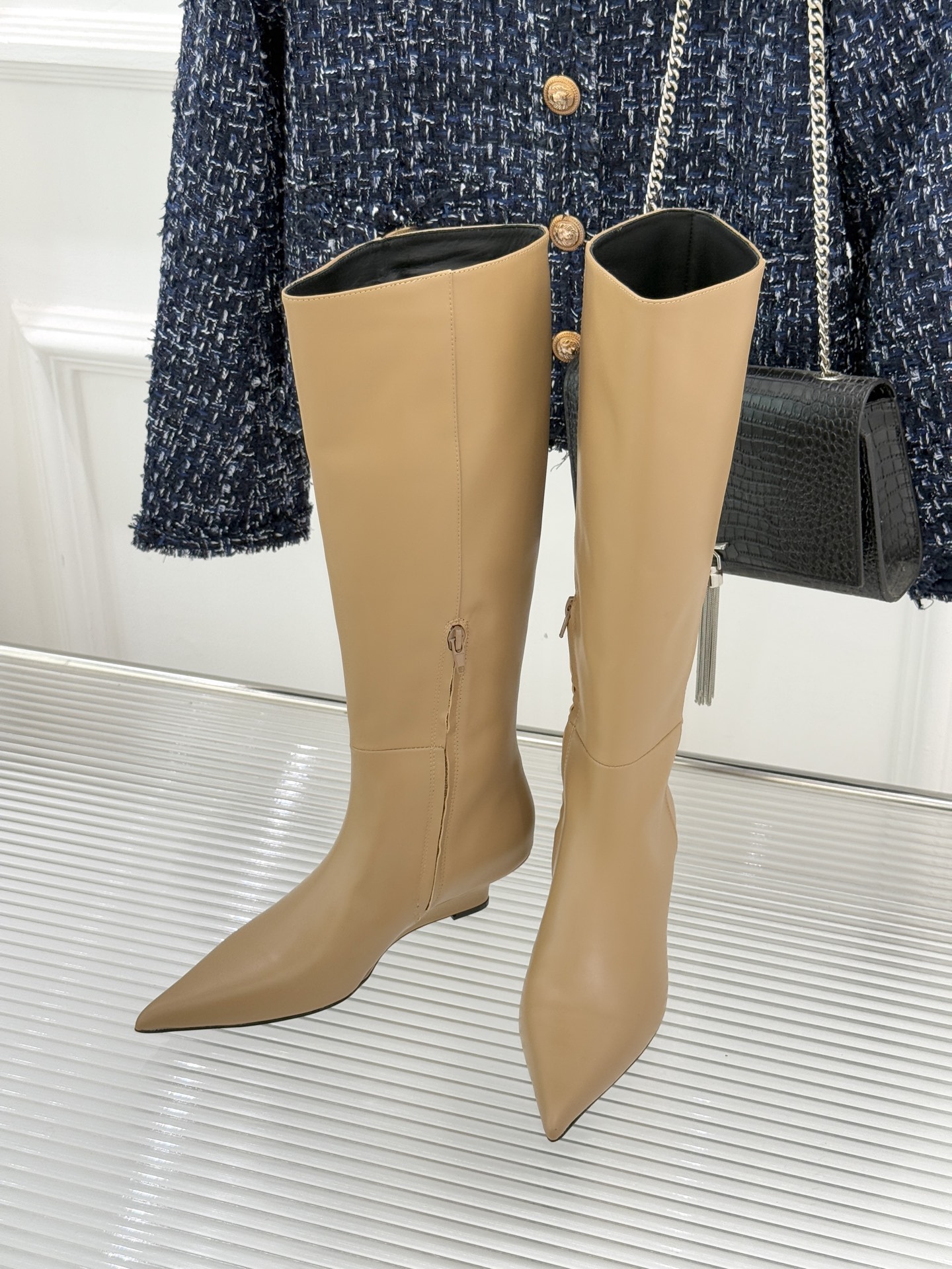 Toteme 25WF秋冬新品尖头侧拉链坡跟长靴这双坡跟短靴你可千万别错过！标志性的尖头造型 线条流畅且