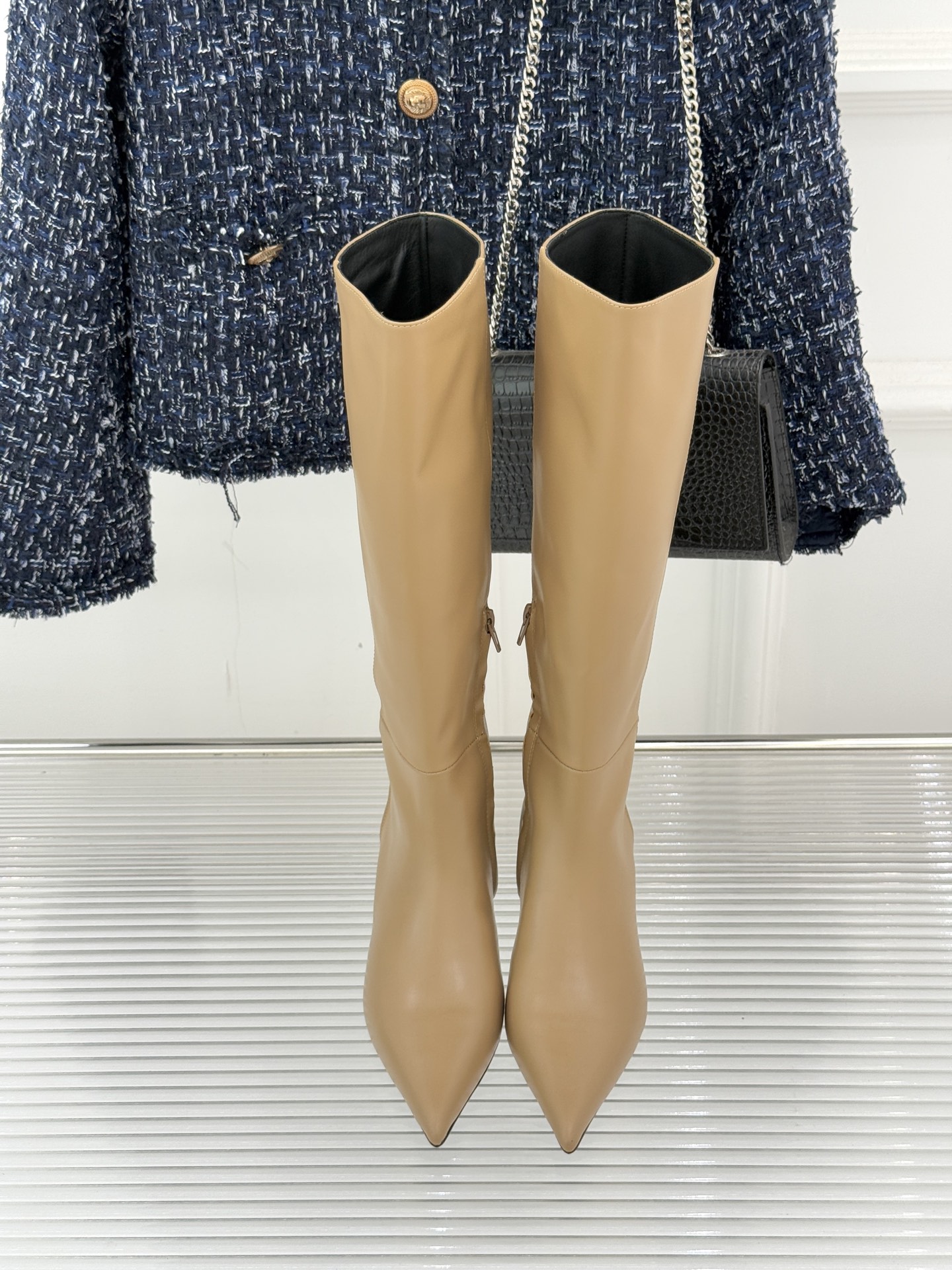 Toteme 25WF秋冬新品尖头侧拉链坡跟长靴这双坡跟短靴你可千万别错过！标志性的尖头造型 线条流畅且