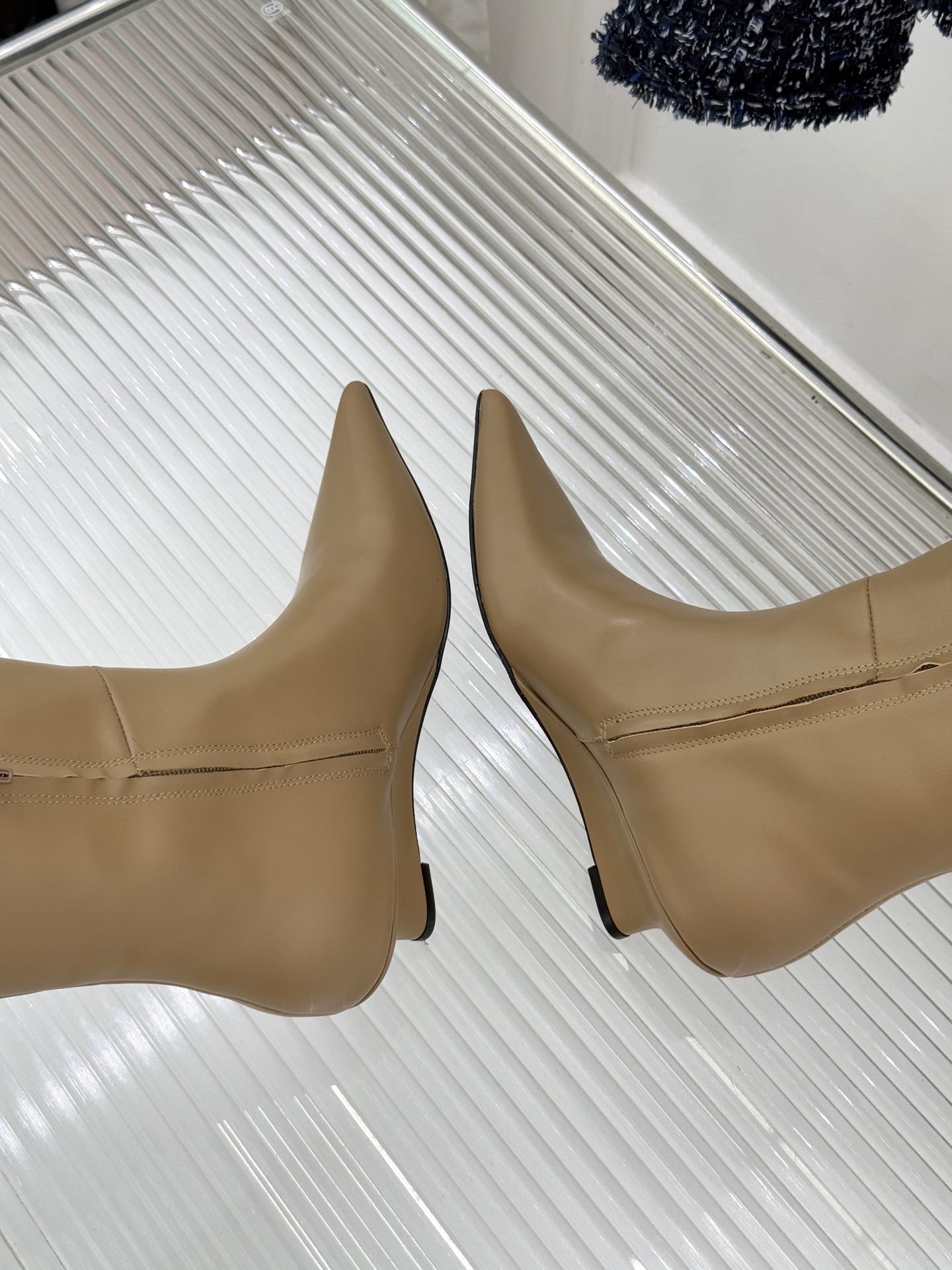 Toteme 25WF秋冬新品尖头侧拉链坡跟长靴这双坡跟短靴你可千万别错过！标志性的尖头造型 线条流畅且