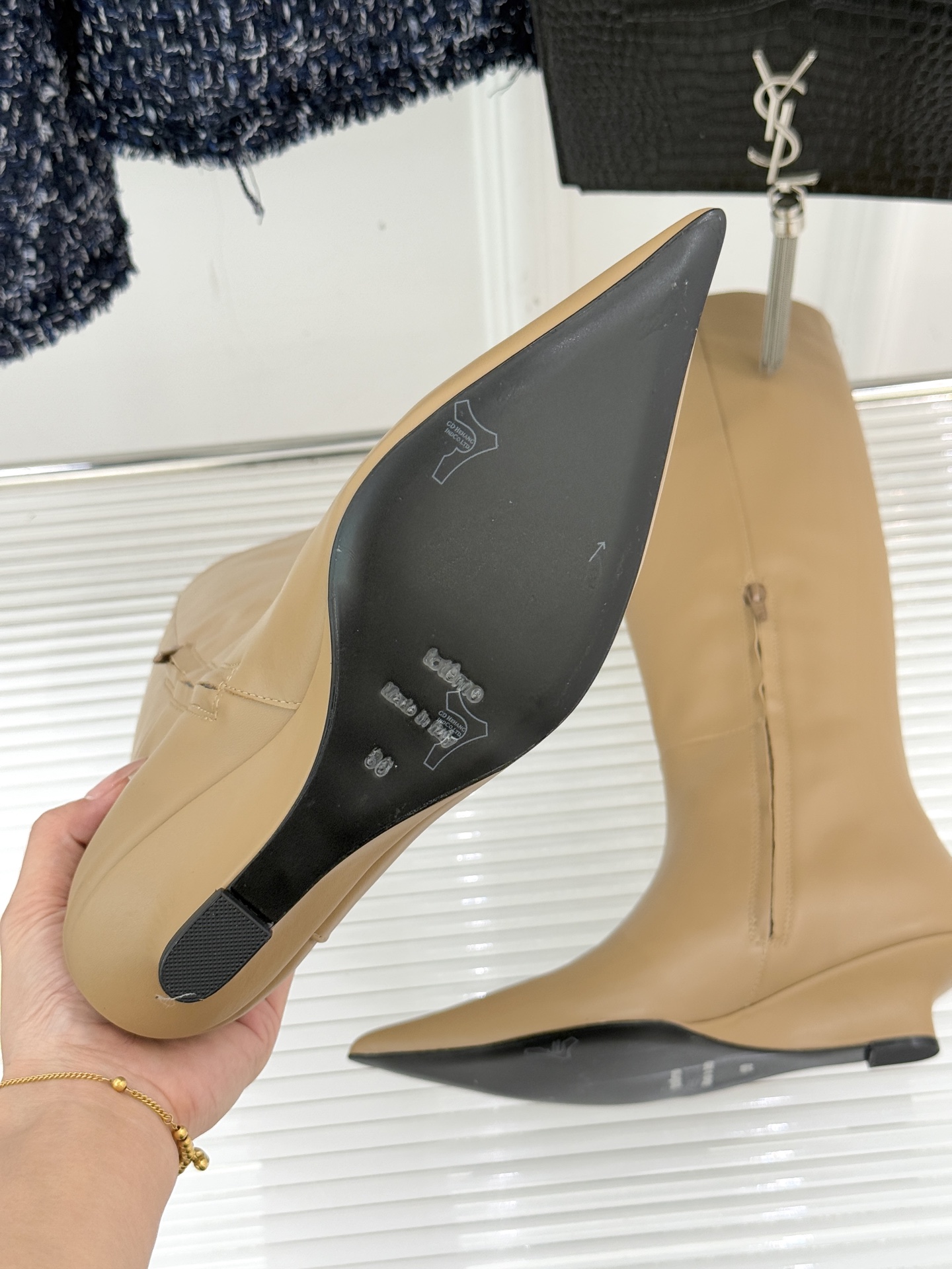 Toteme 25WF秋冬新品尖头侧拉链坡跟长靴这双坡跟短靴你可千万别错过！标志性的尖头造型 线条流畅且