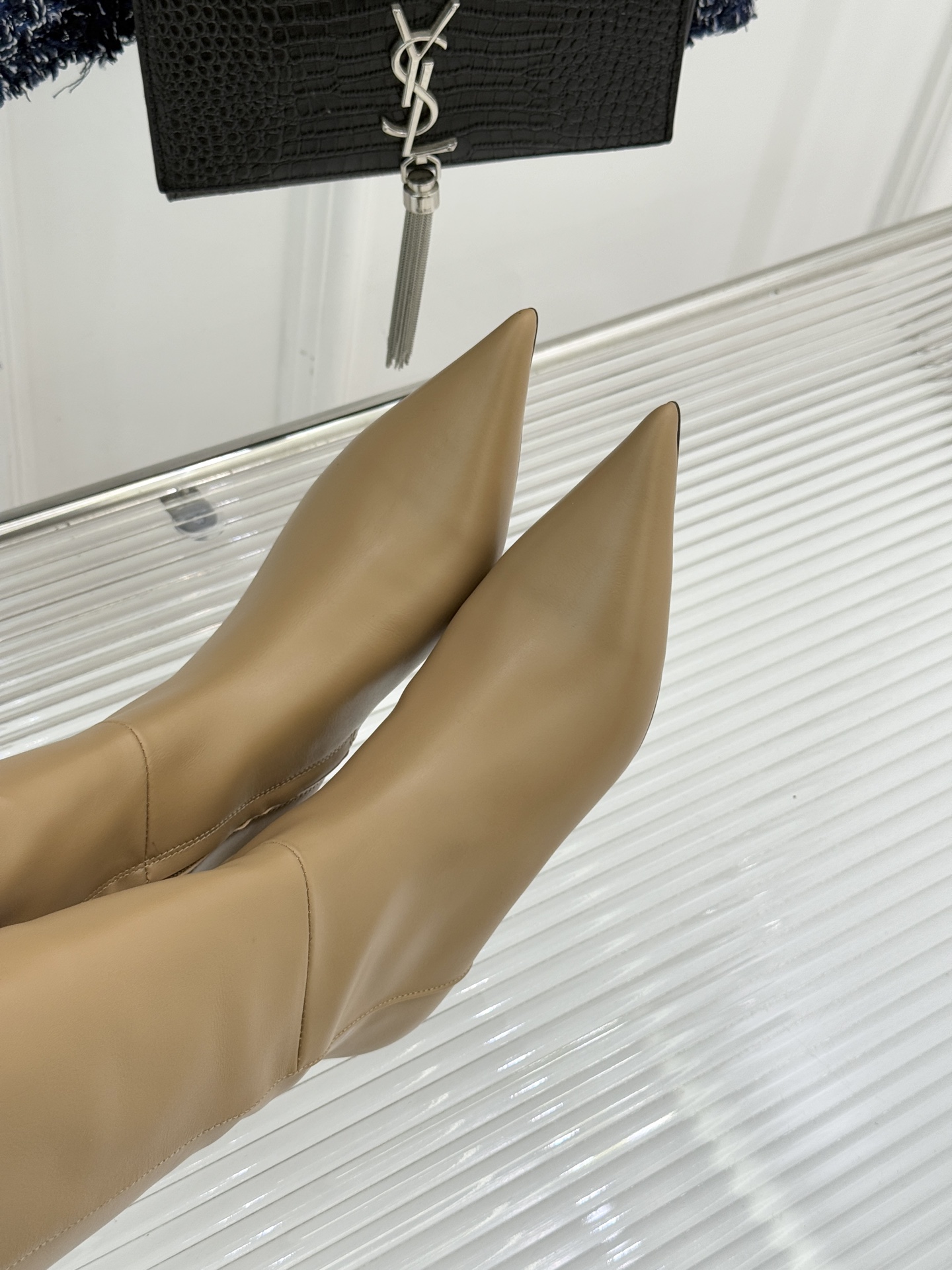 Toteme 25WF秋冬新品尖头侧拉链坡跟长靴这双坡跟短靴你可千万别错过！标志性的尖头造型 线条流畅且