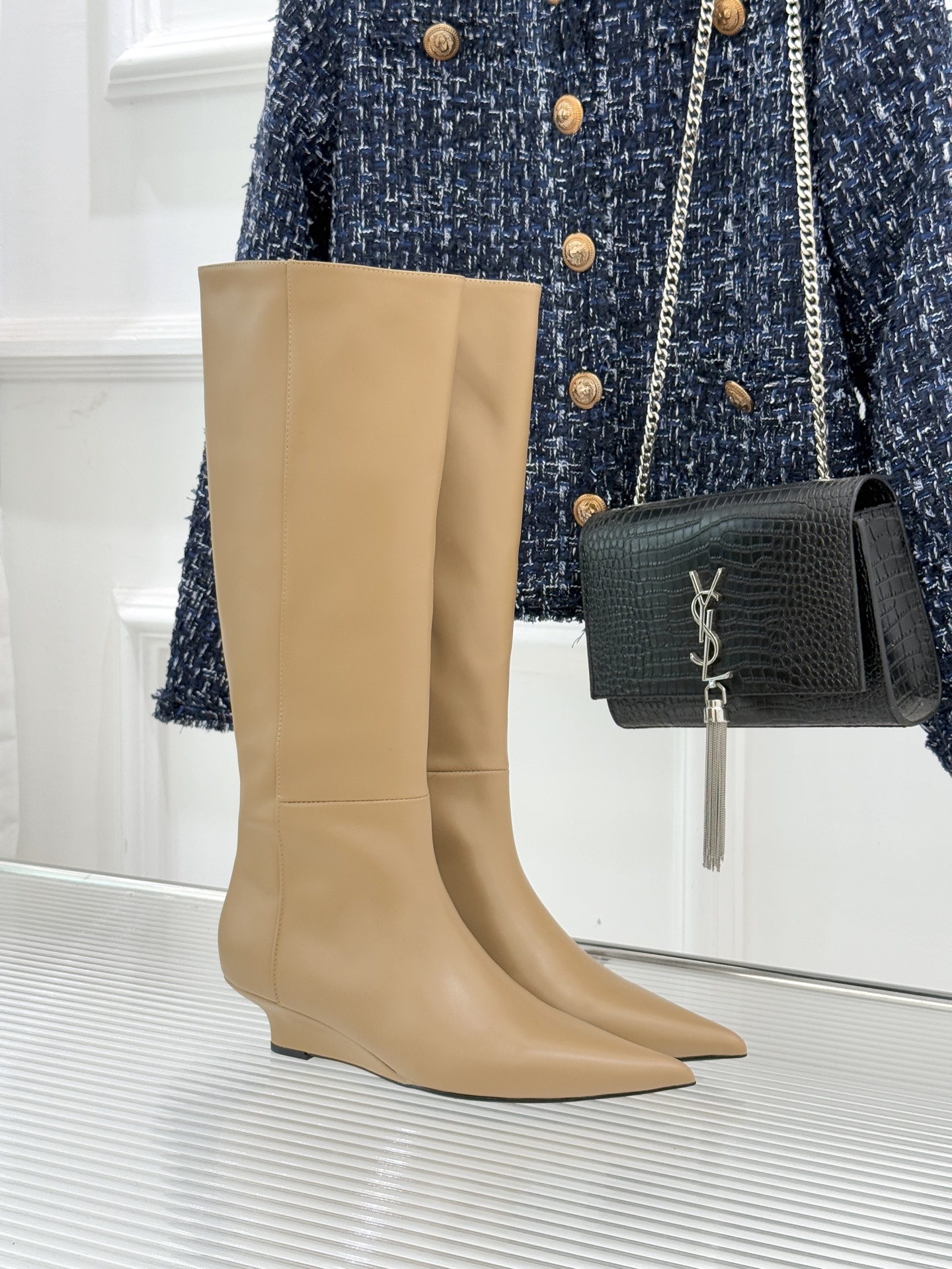 Toteme 25WF秋冬新品尖头侧拉链坡跟长靴这双坡跟短靴你可千万别错过！标志性的尖头造型 线条流畅且